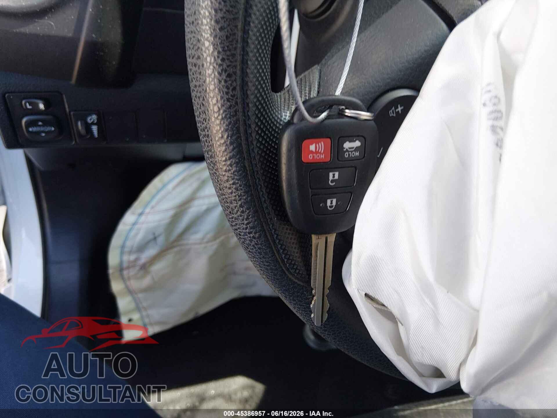 TOYOTA COROLLA 2017 - 5YFBURHE4HP693965