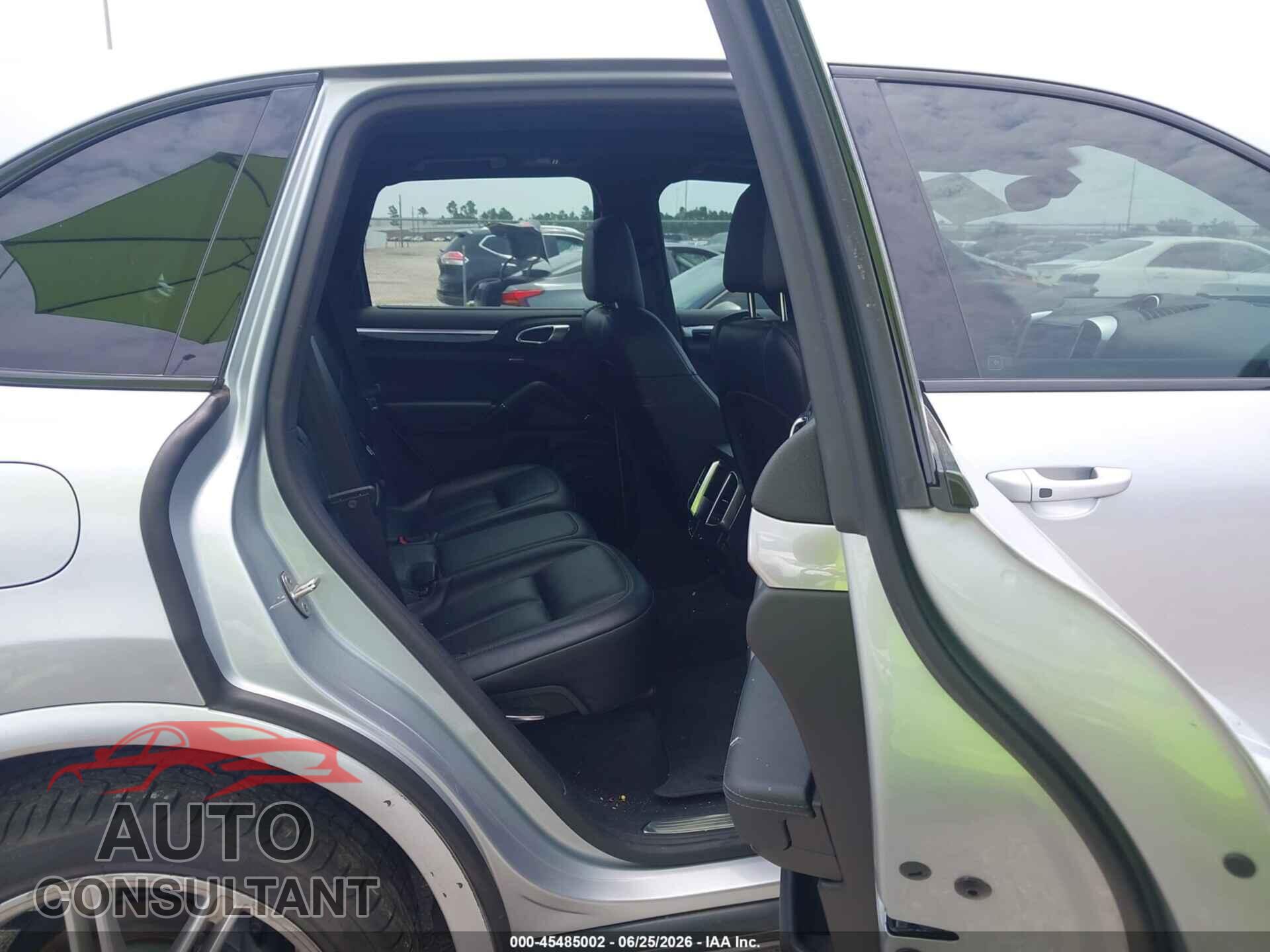 PORSCHE CAYENNE 2018 - WP1AA2A24JKA01069