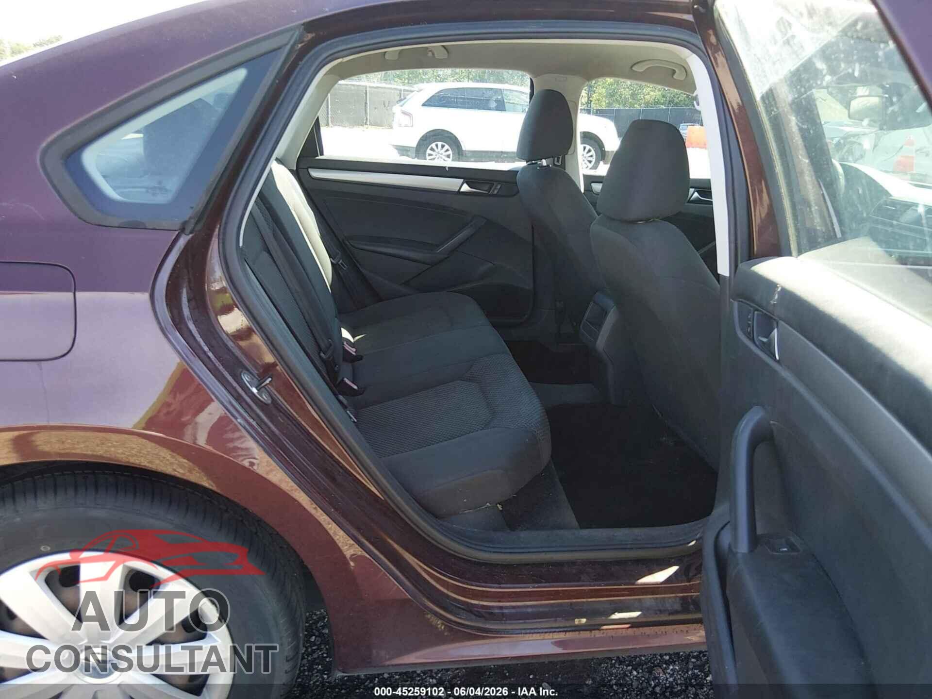 VOLKSWAGEN PASSAT 2013 - 1VWAP7A33DC138070