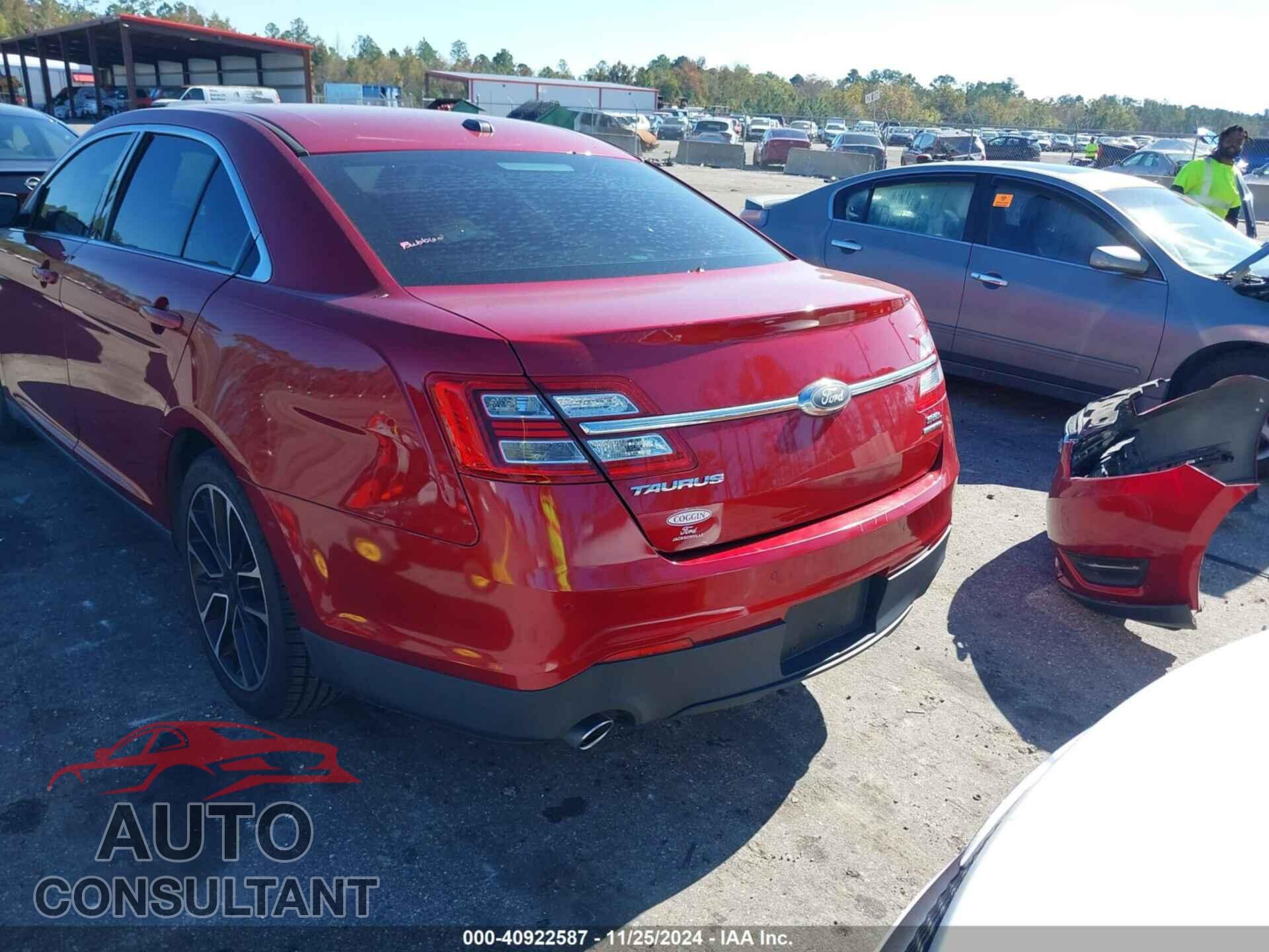 FORD TAURUS 2018 - 1FAHP2E89JG127644