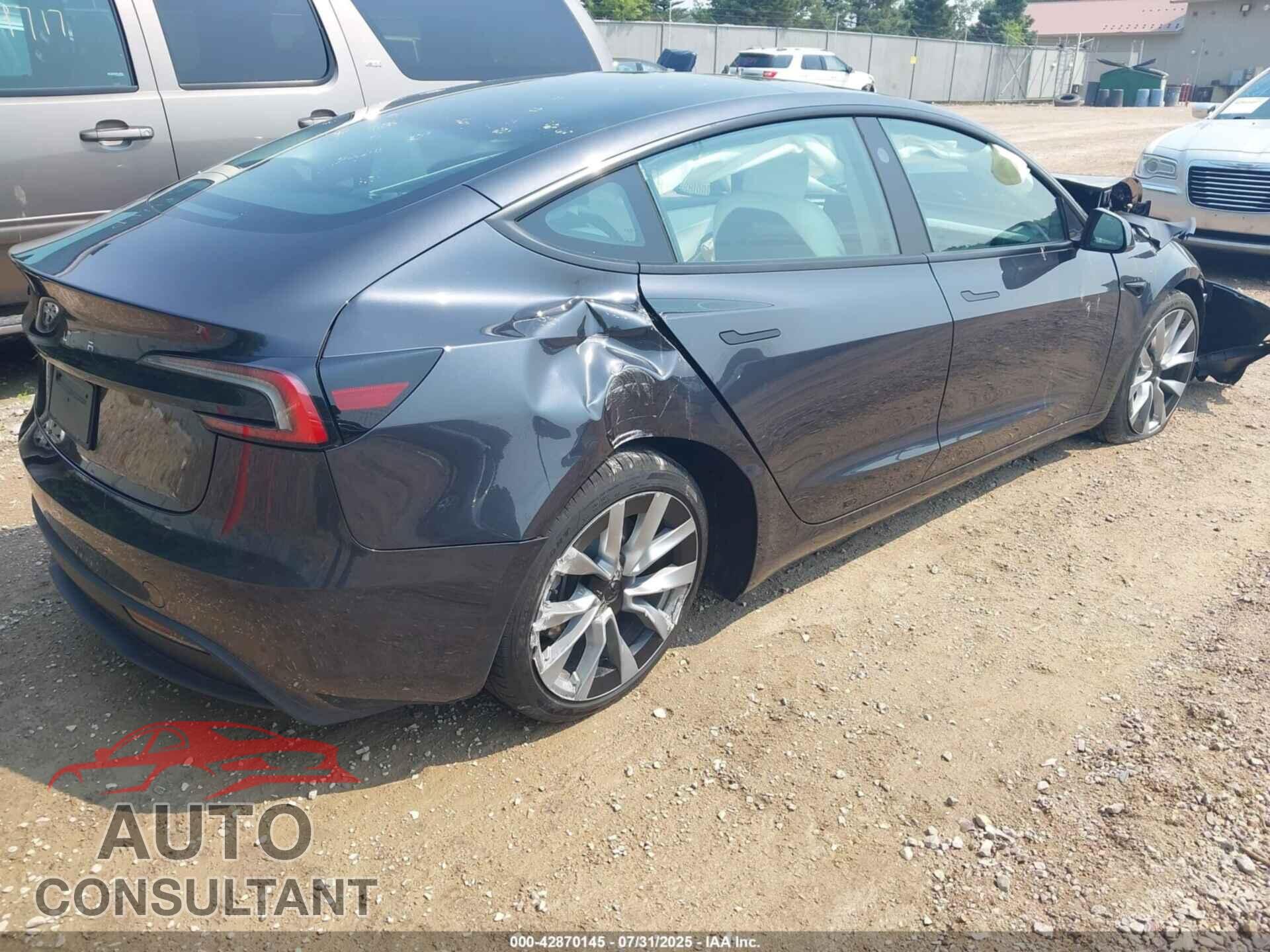 TESLA MODEL 3 2025 - 5YJ3E1EA4SF024098