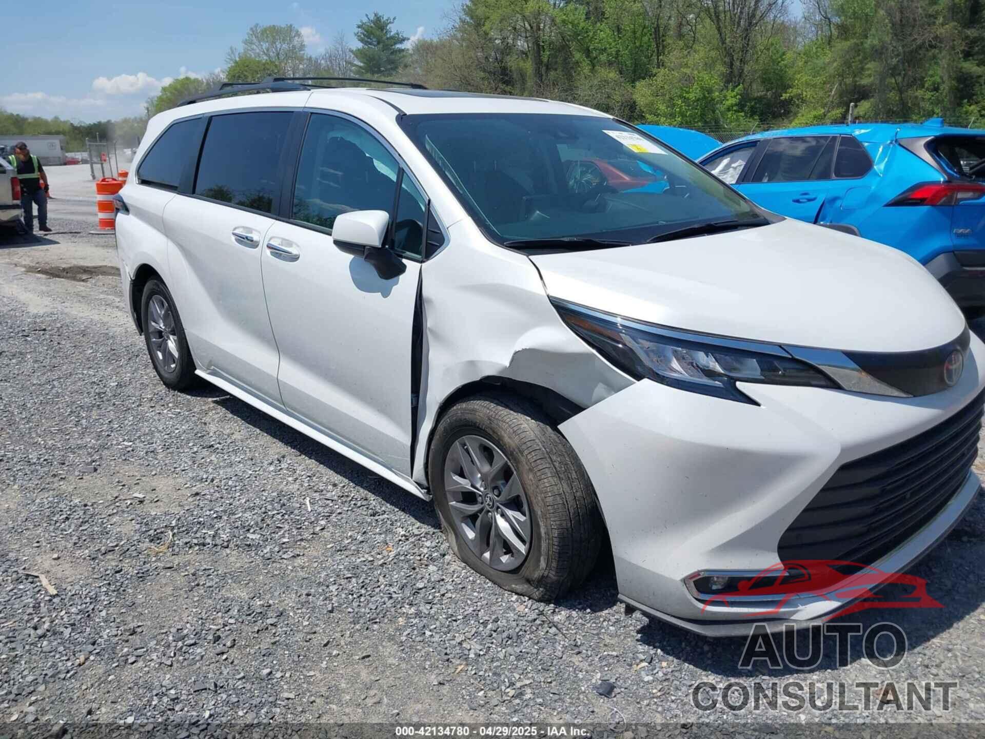TOYOTA SIENNA 2023 - 5TDYSKFC3PS075938