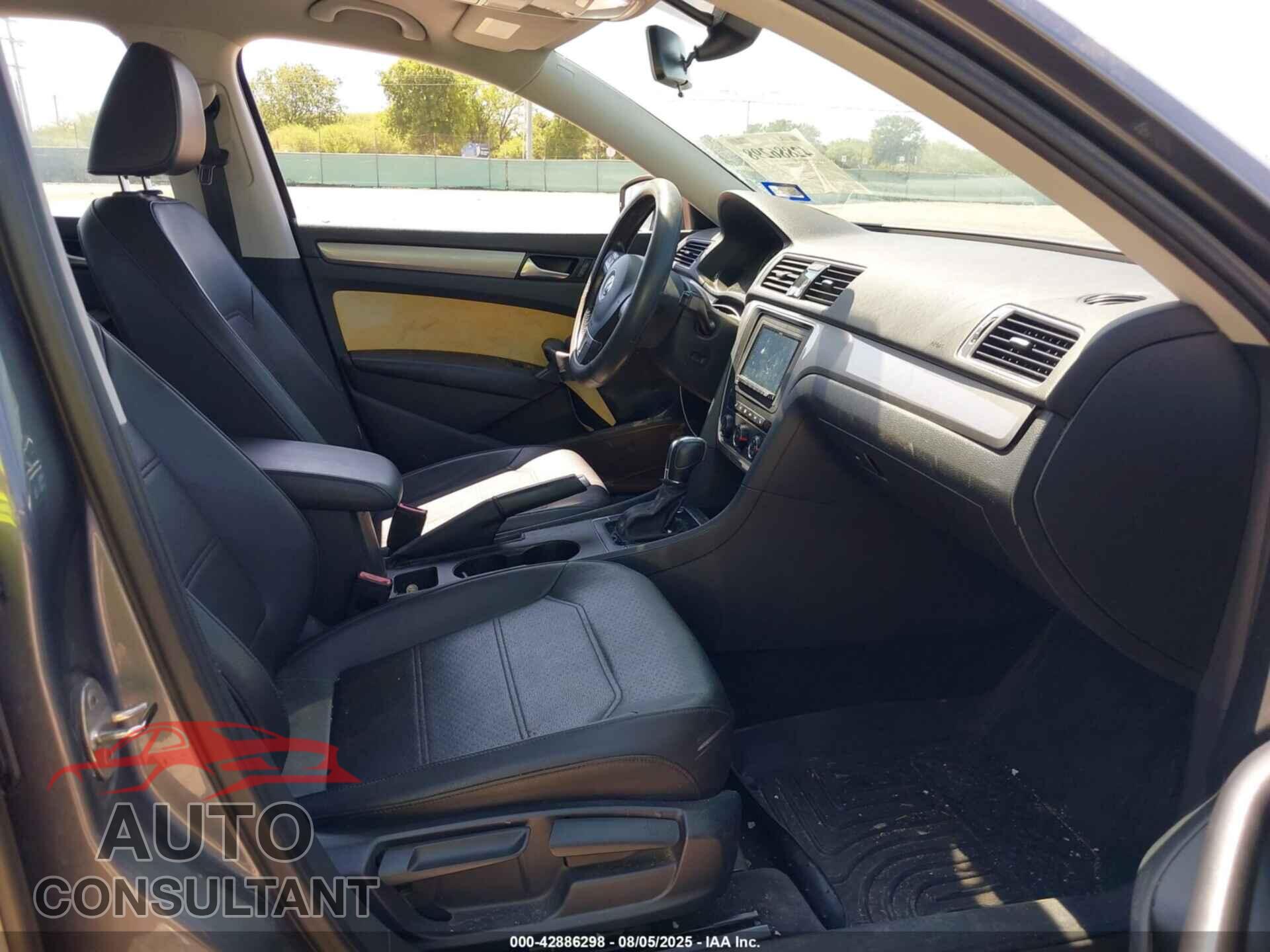VOLKSWAGEN PASSAT 2015 - 1VWAT7A38FC120307