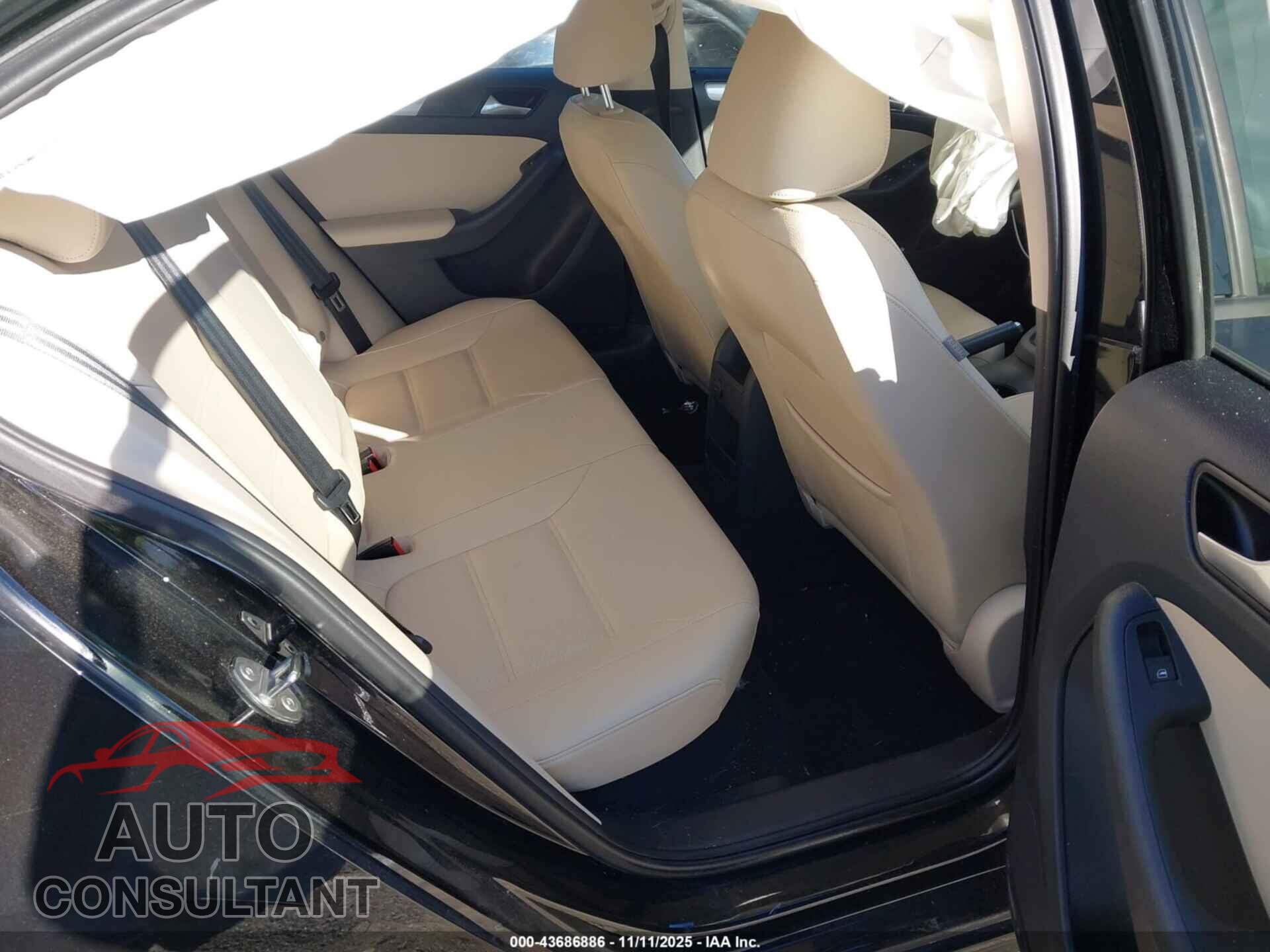 VOLKSWAGEN JETTA 2018 - 3VWDB7AJ2JM211529