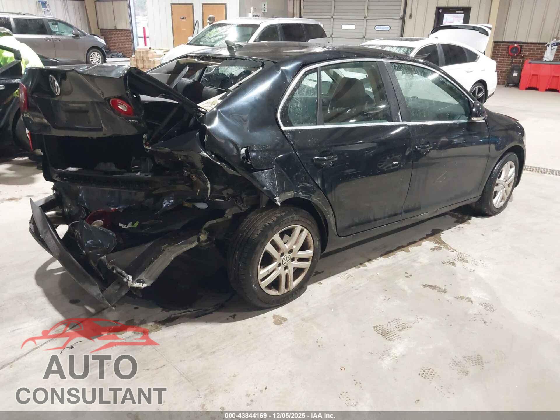 VOLKSWAGEN JETTA 2010 - 3VWAL7AJ5AM130976