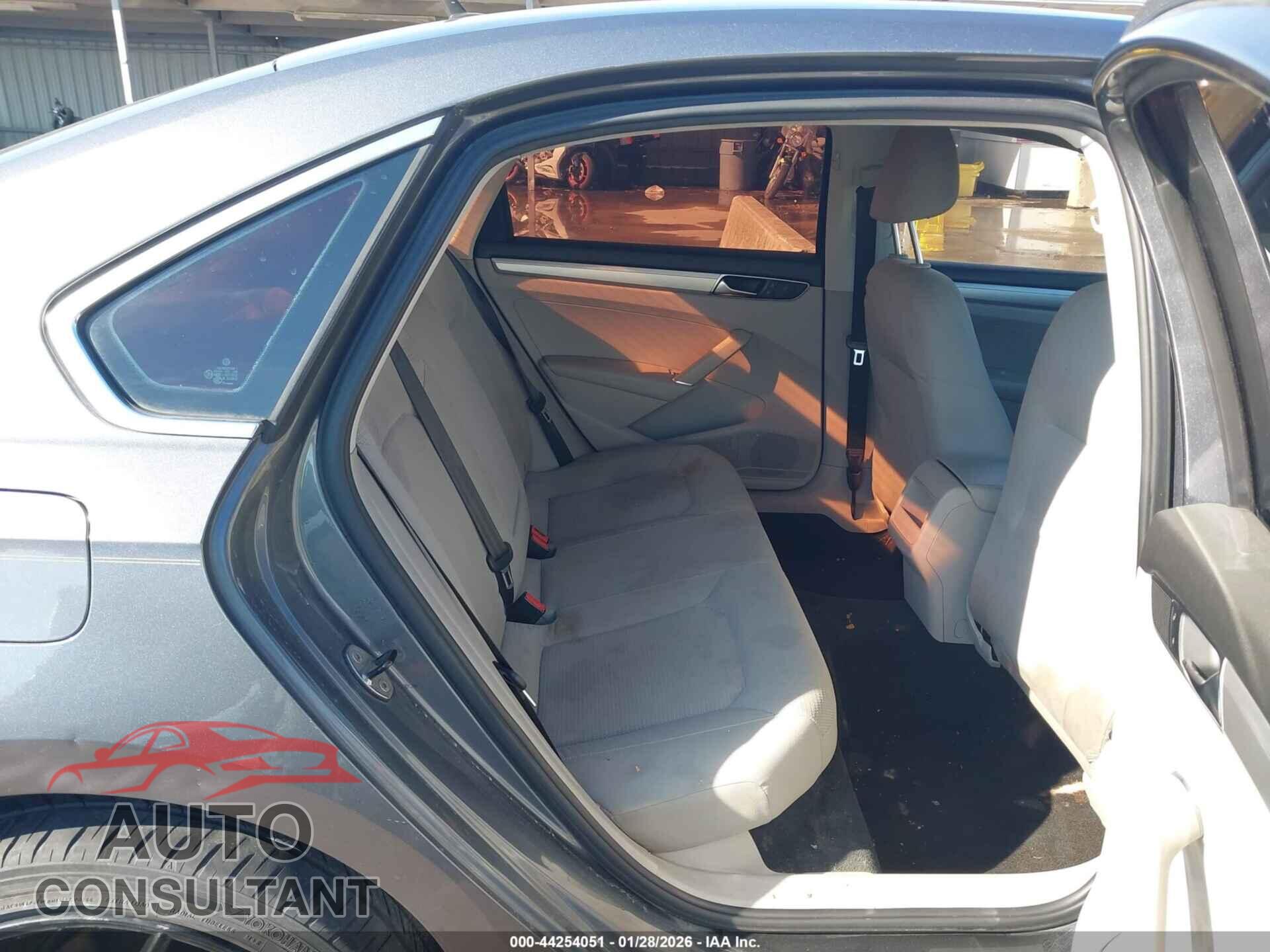 VOLKSWAGEN PASSAT 2017 - 1VWAT7A30HC017272