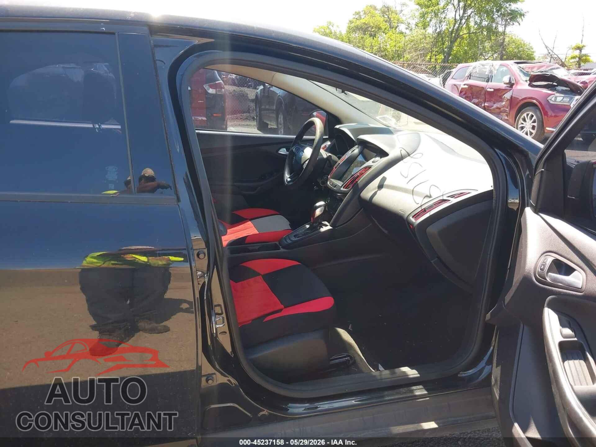 FORD FOCUS 2015 - 1FADP3F29FL208656