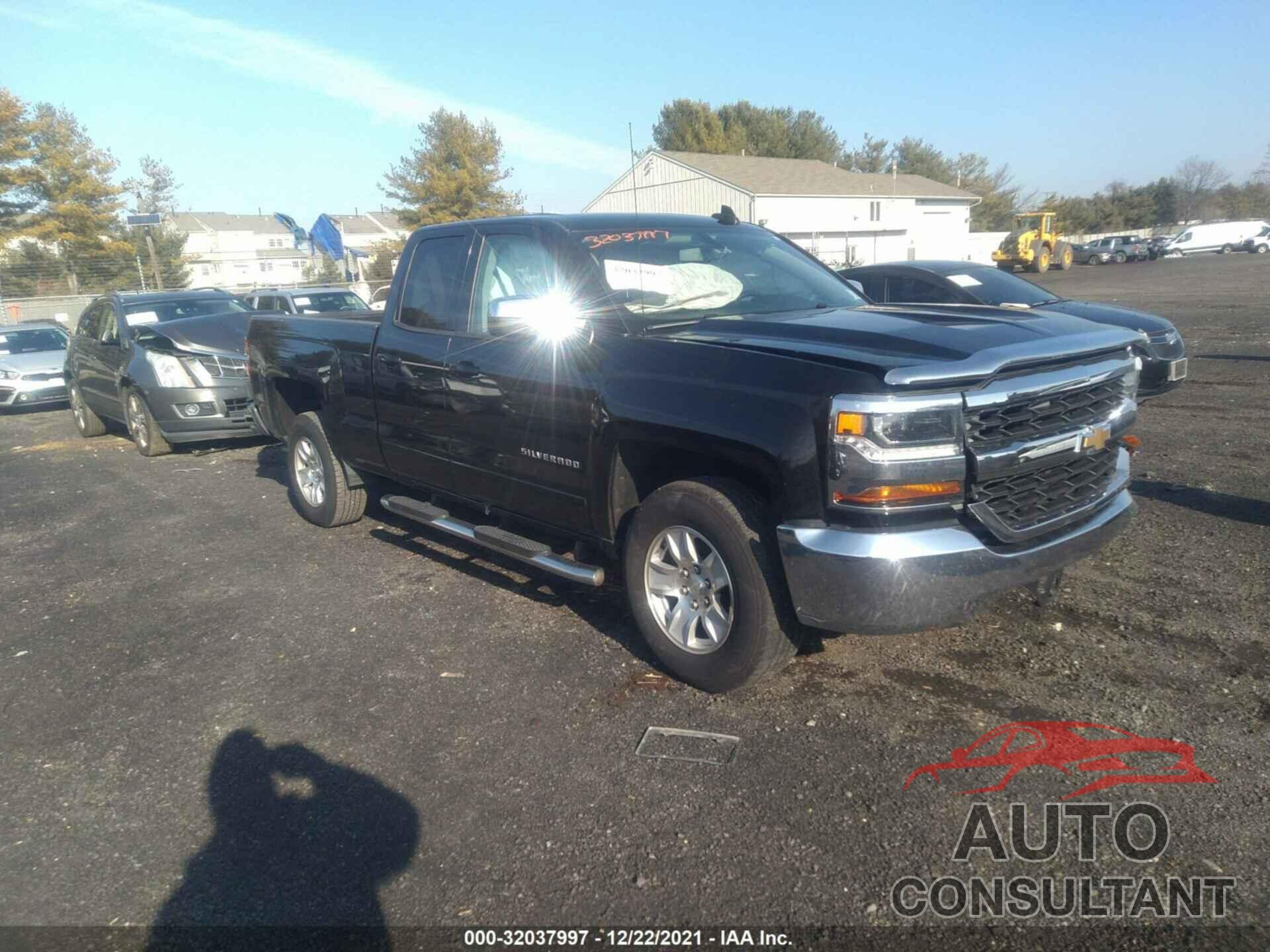 CHEVROLET SILVERADO 1500 2018 - 1GCRCREC8JZ151431