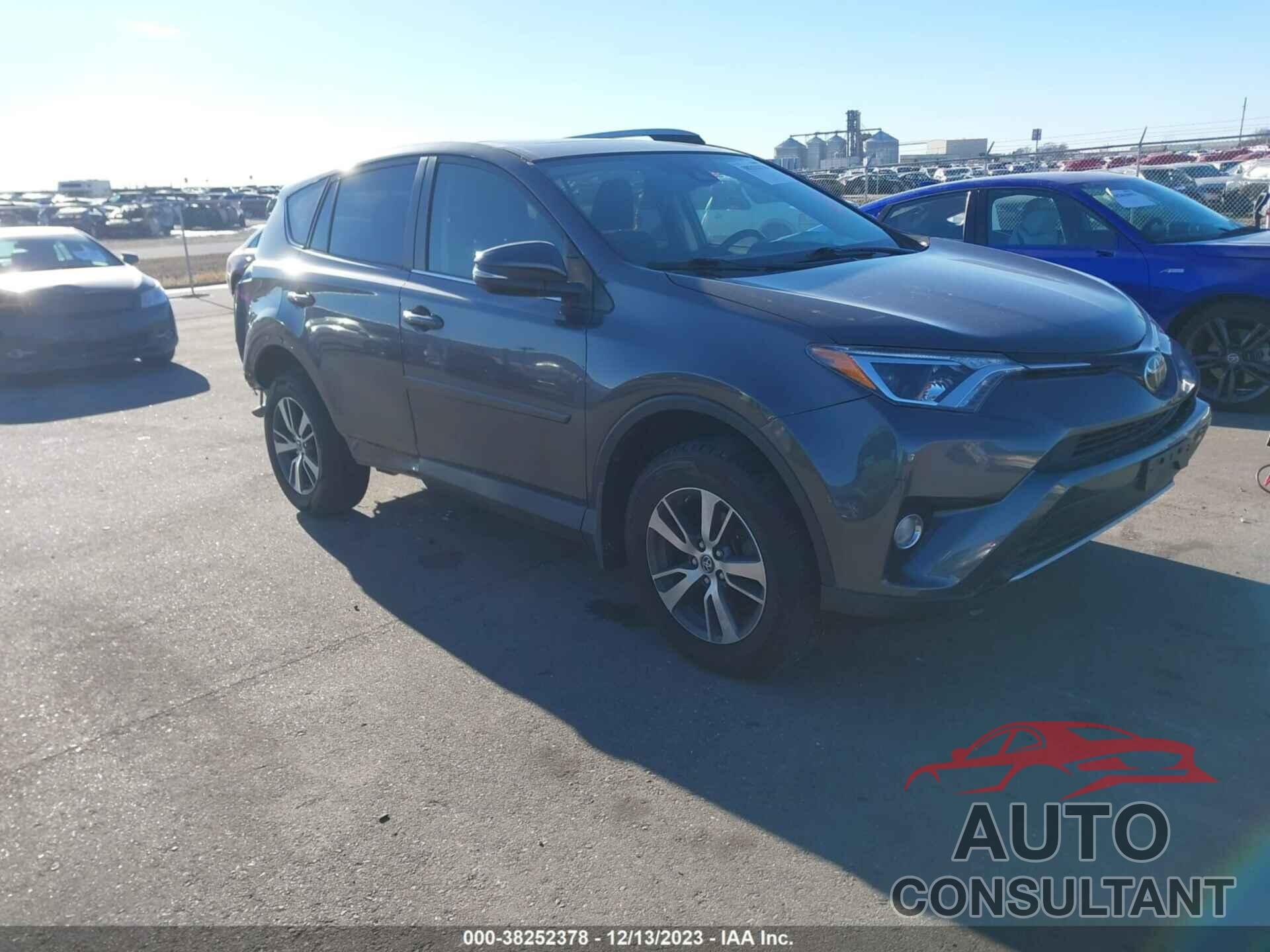 TOYOTA RAV4 2018 - JTMRFREV7JJ185075