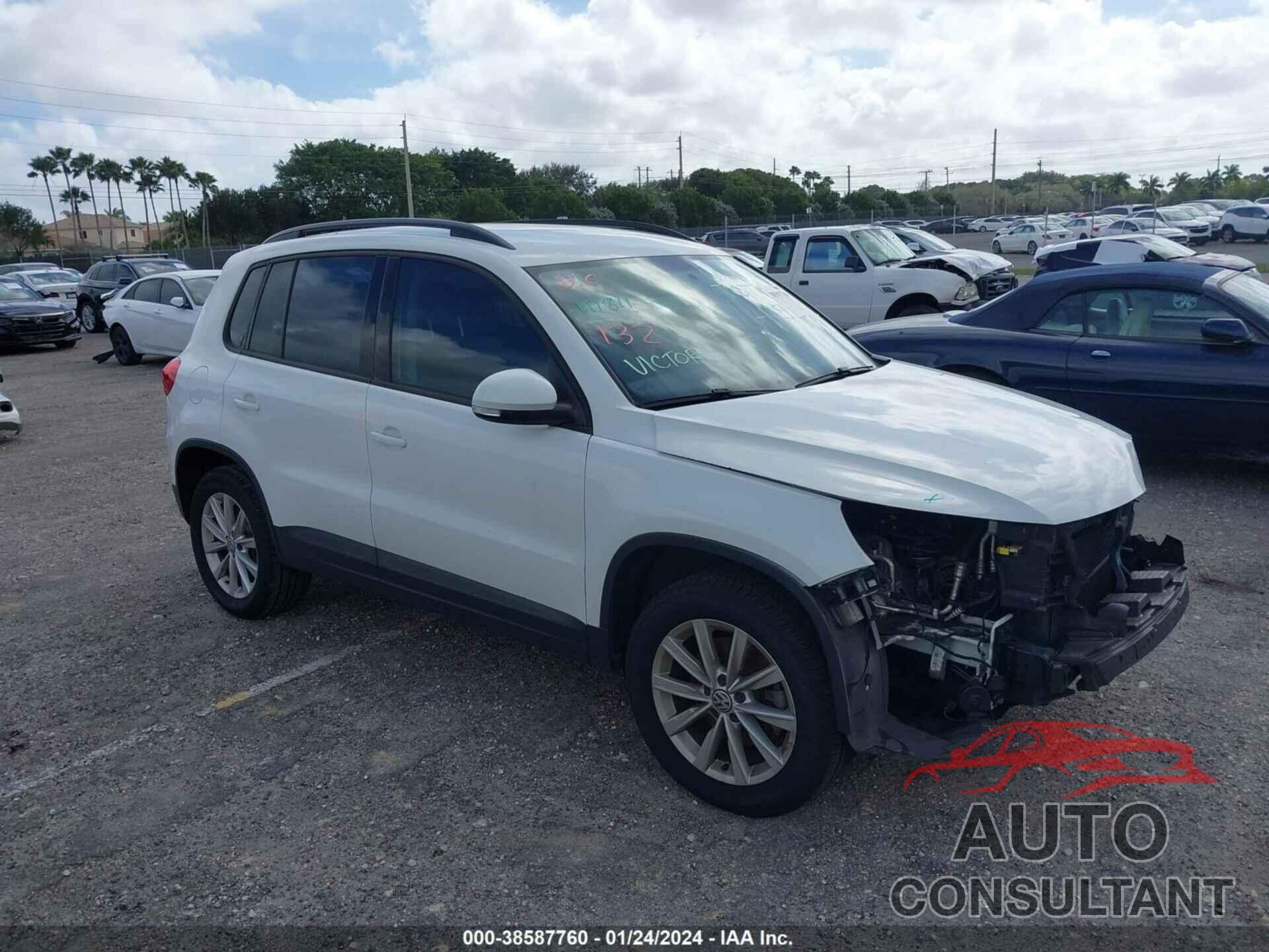 VOLKSWAGEN TIGUAN LIMITED 2018 - WVGAV7AX1JK005123