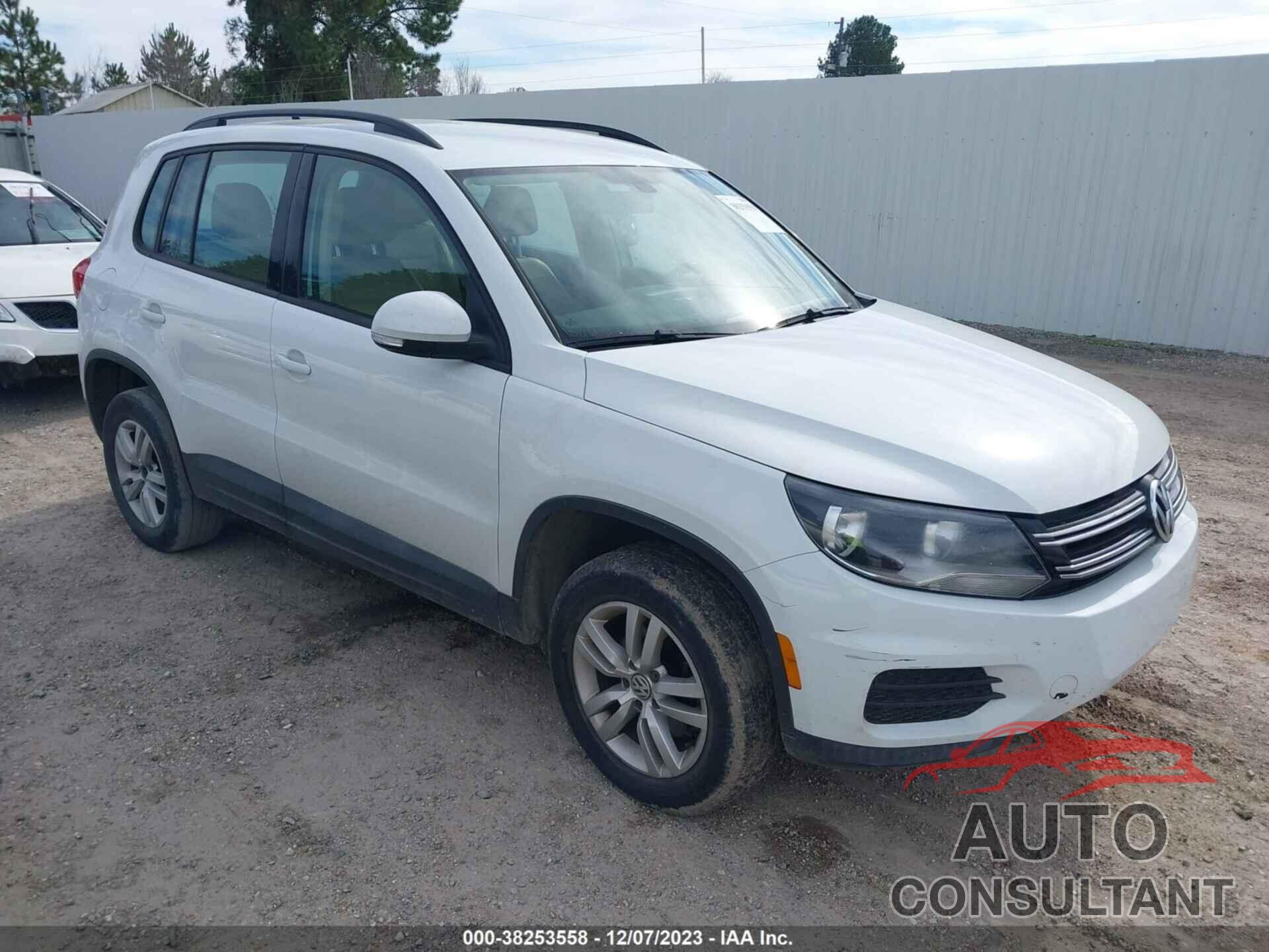 VOLKSWAGEN TIGUAN 2017 - WVGAV7AX3HK001245