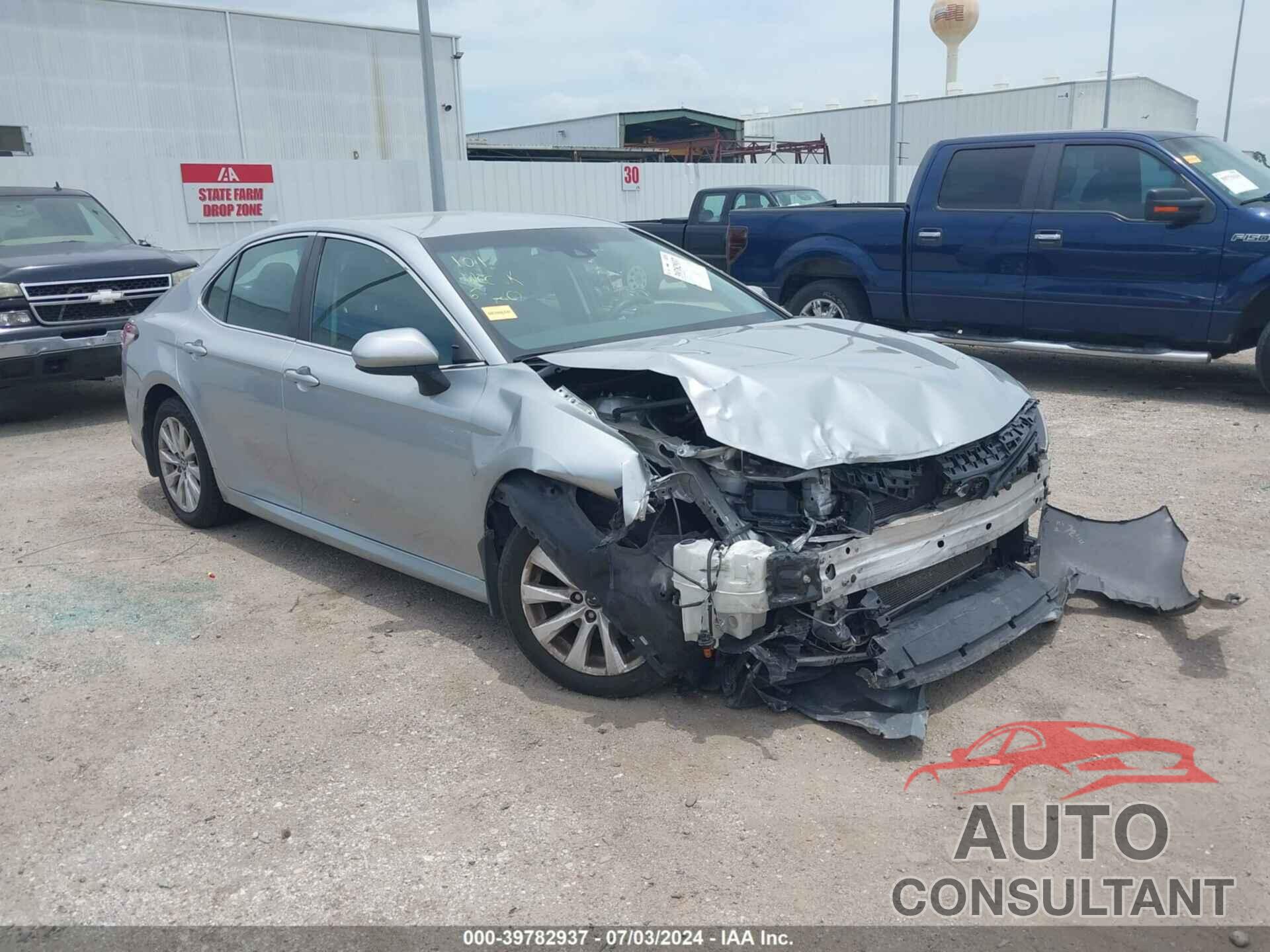 TOYOTA CAMRY 2018 - 4T1B11HK3JU521415