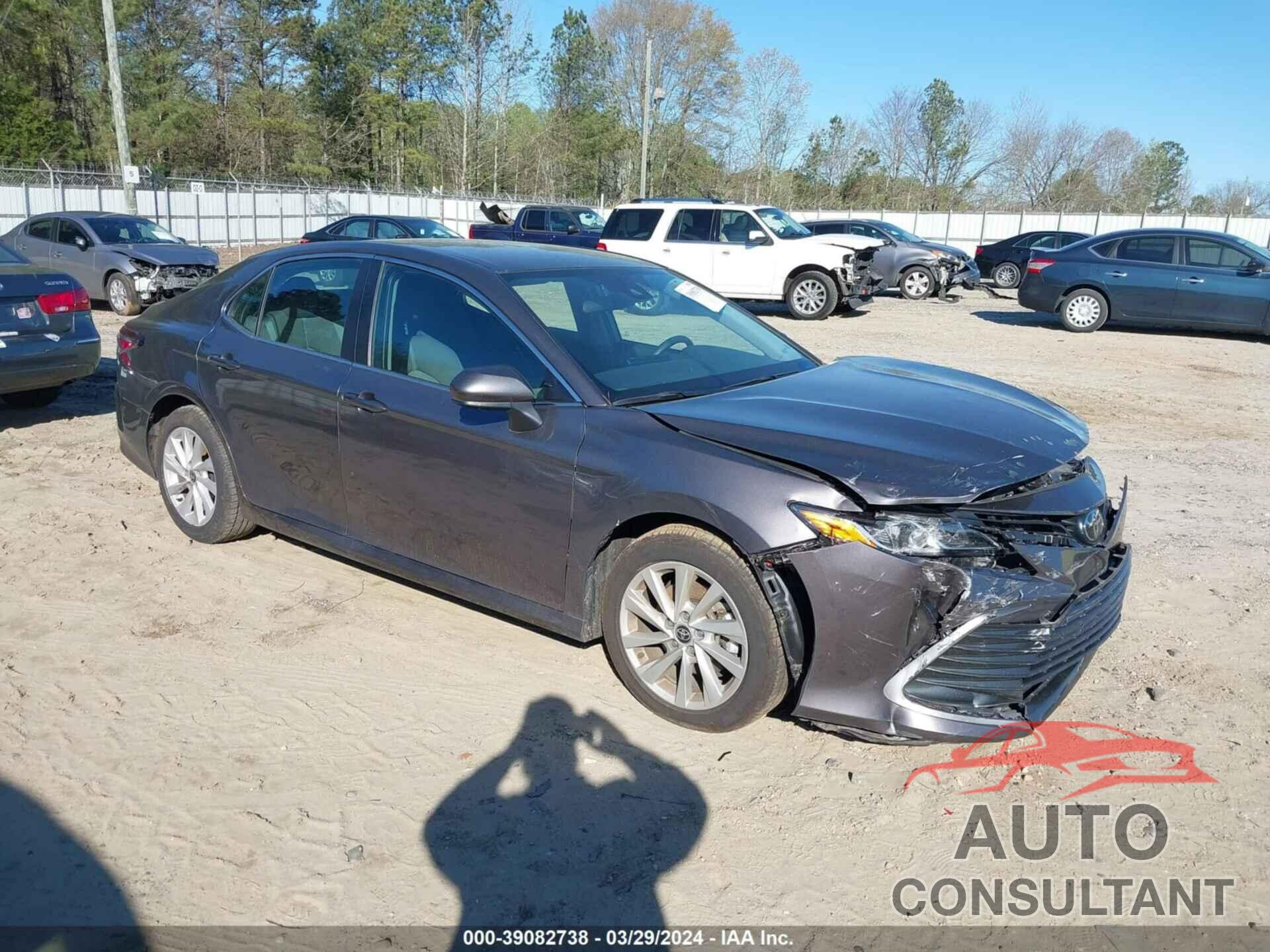 TOYOTA CAMRY 2022 - 4T1C11AK5NU034480
