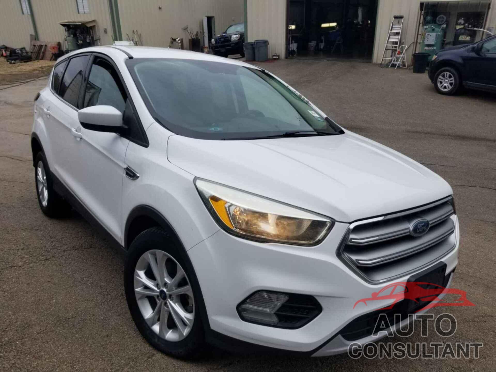 FORD ESCAPE 2017 - 1FMCU0GD4HUC04679