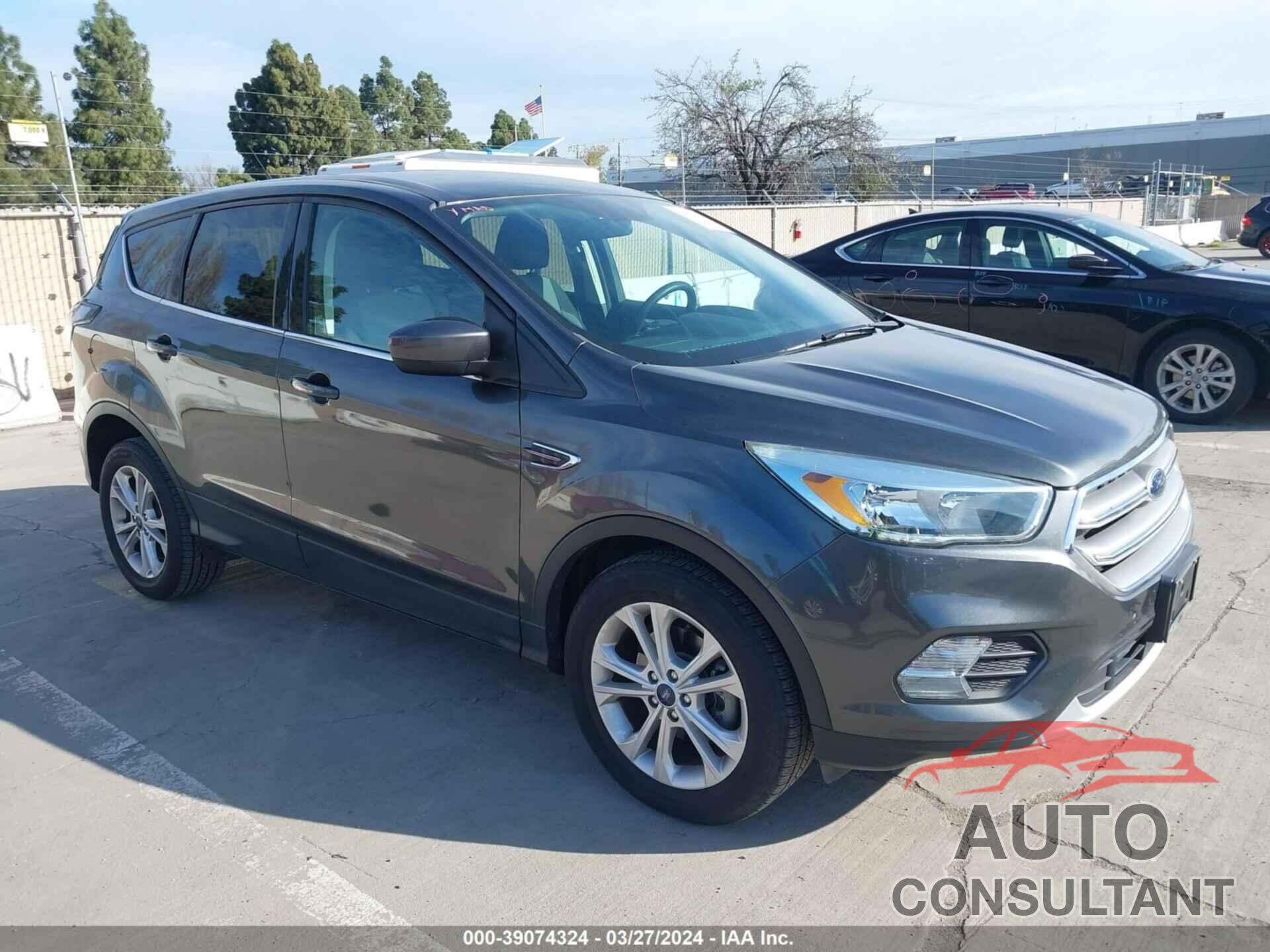 FORD ESCAPE 2017 - 1FMCU0GD3HUC80054