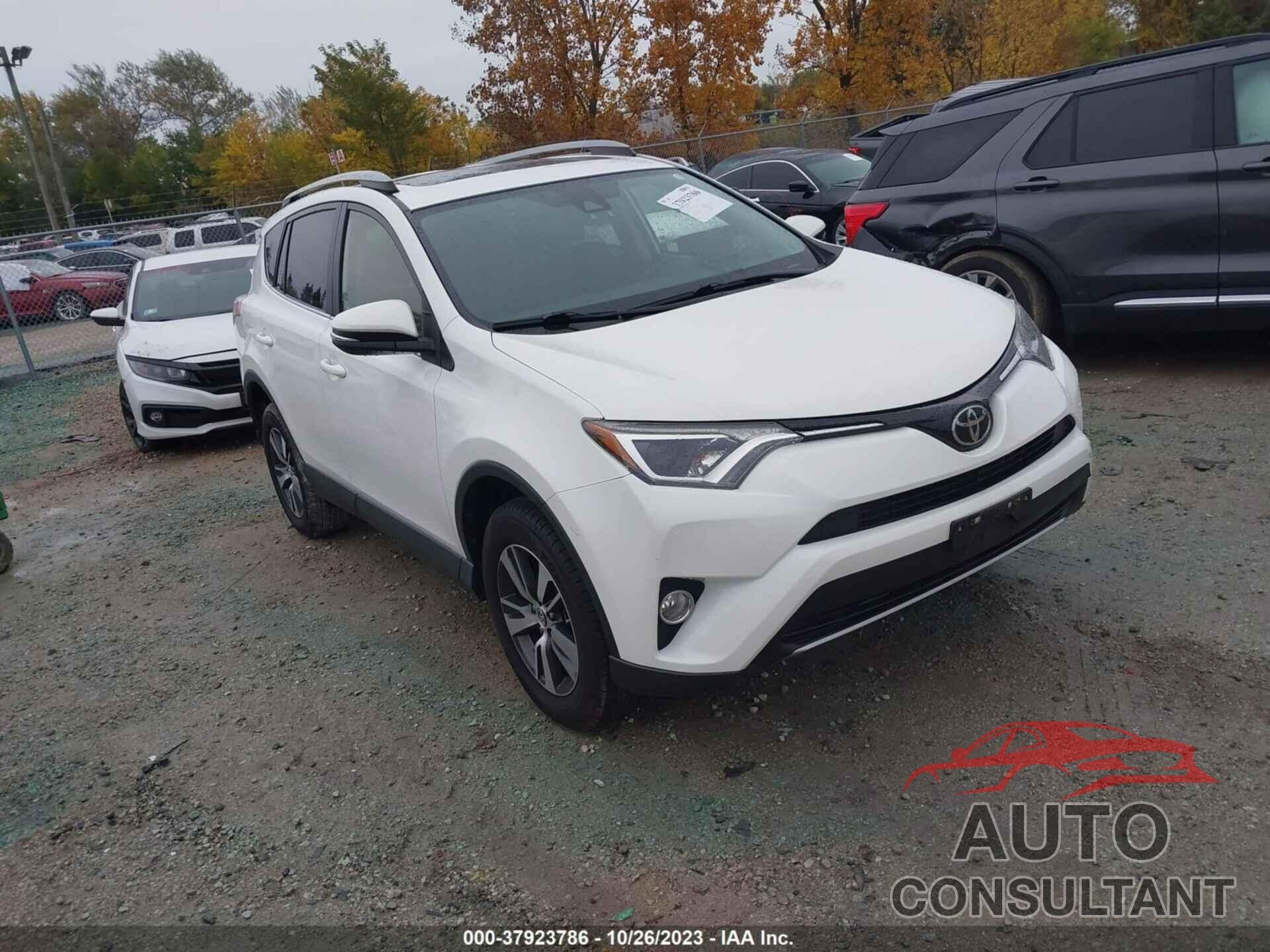 TOYOTA RAV4 2017 - JTMRFREV1HJ137100