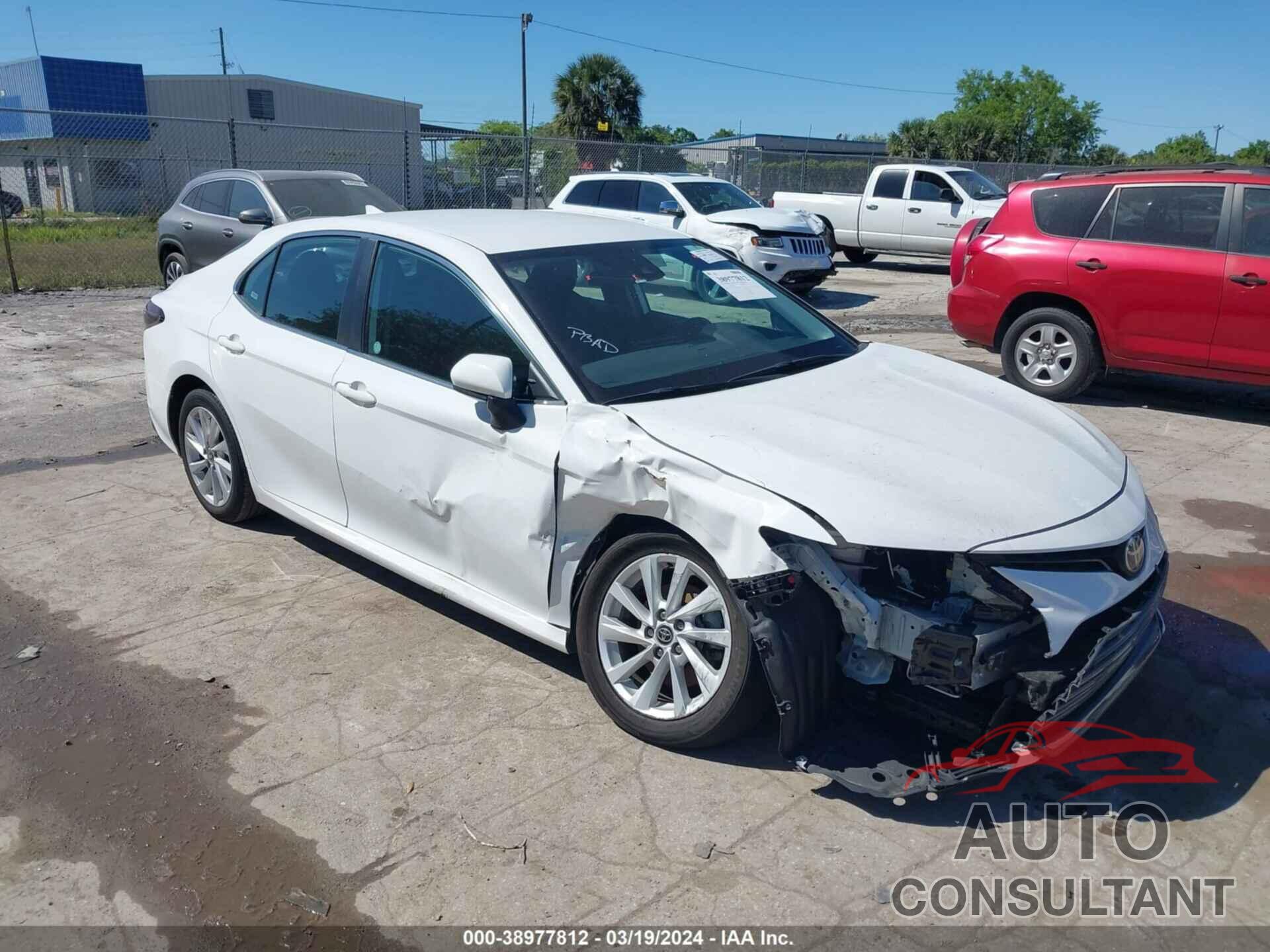 TOYOTA CAMRY 2022 - 4T1C11AK4NU636335