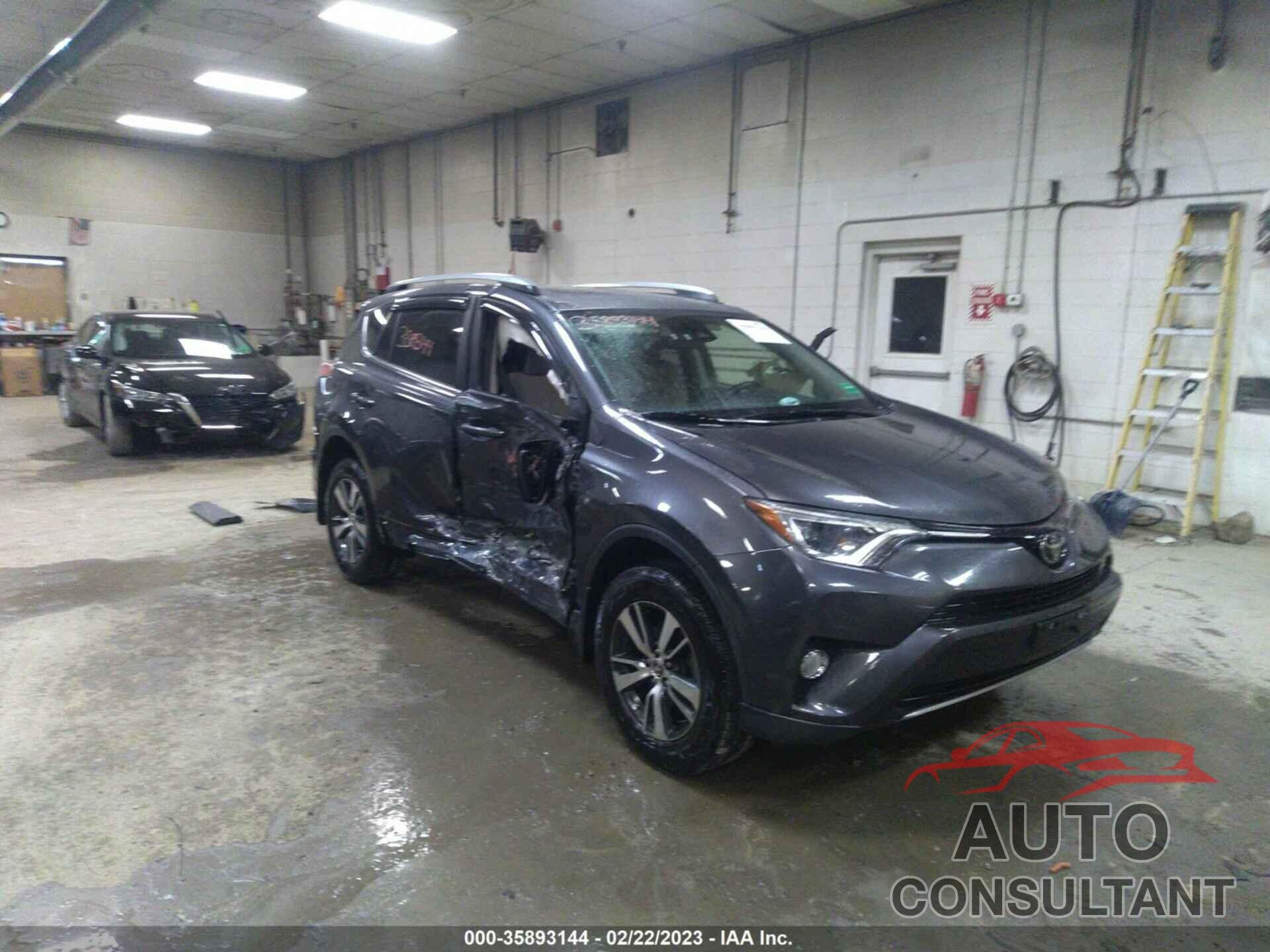TOYOTA RAV4 2017 - JTMRFREV2HJ716760