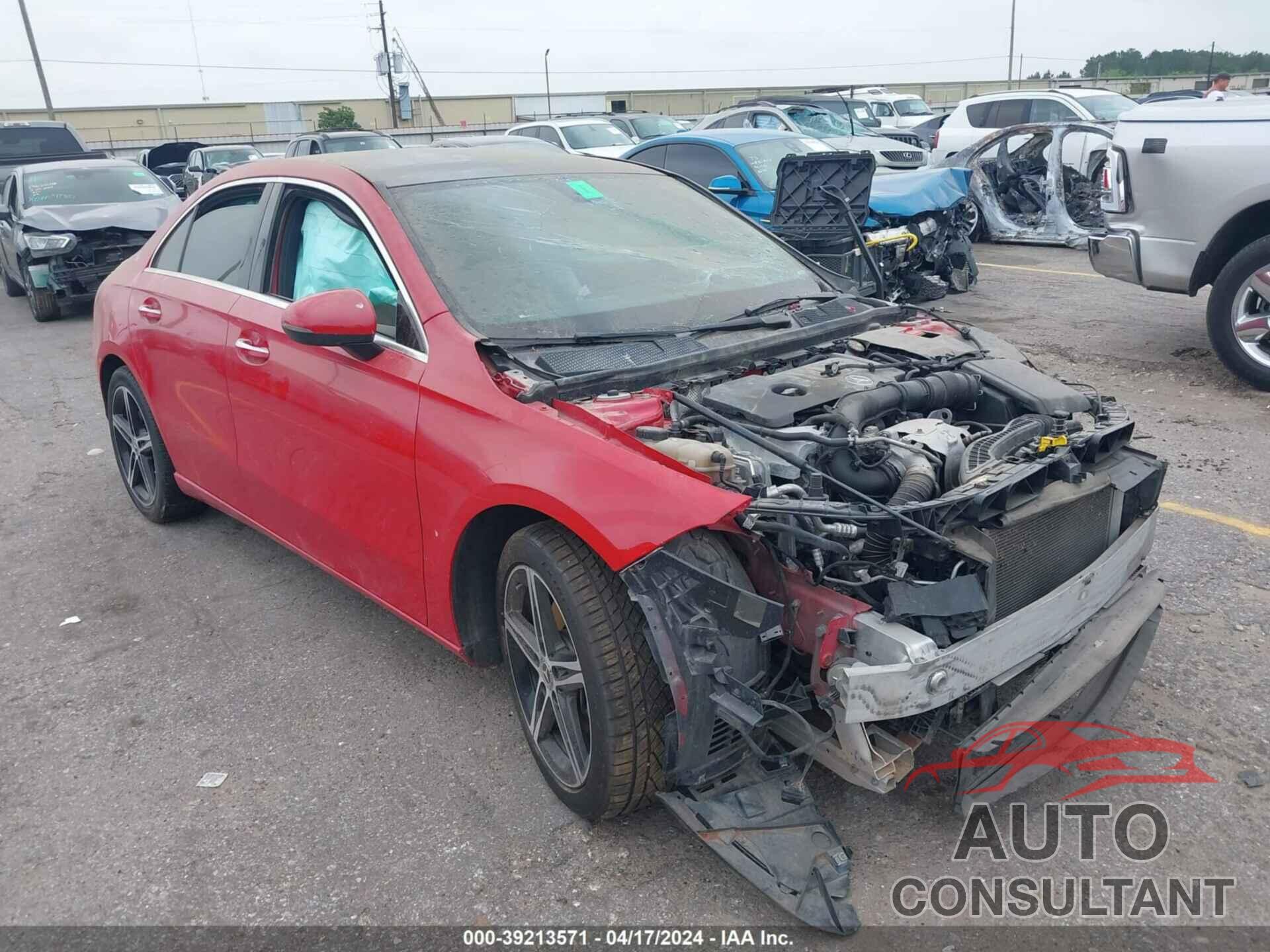 MERCEDES-BENZ A 2019 - WDD3G4EB8KW032033