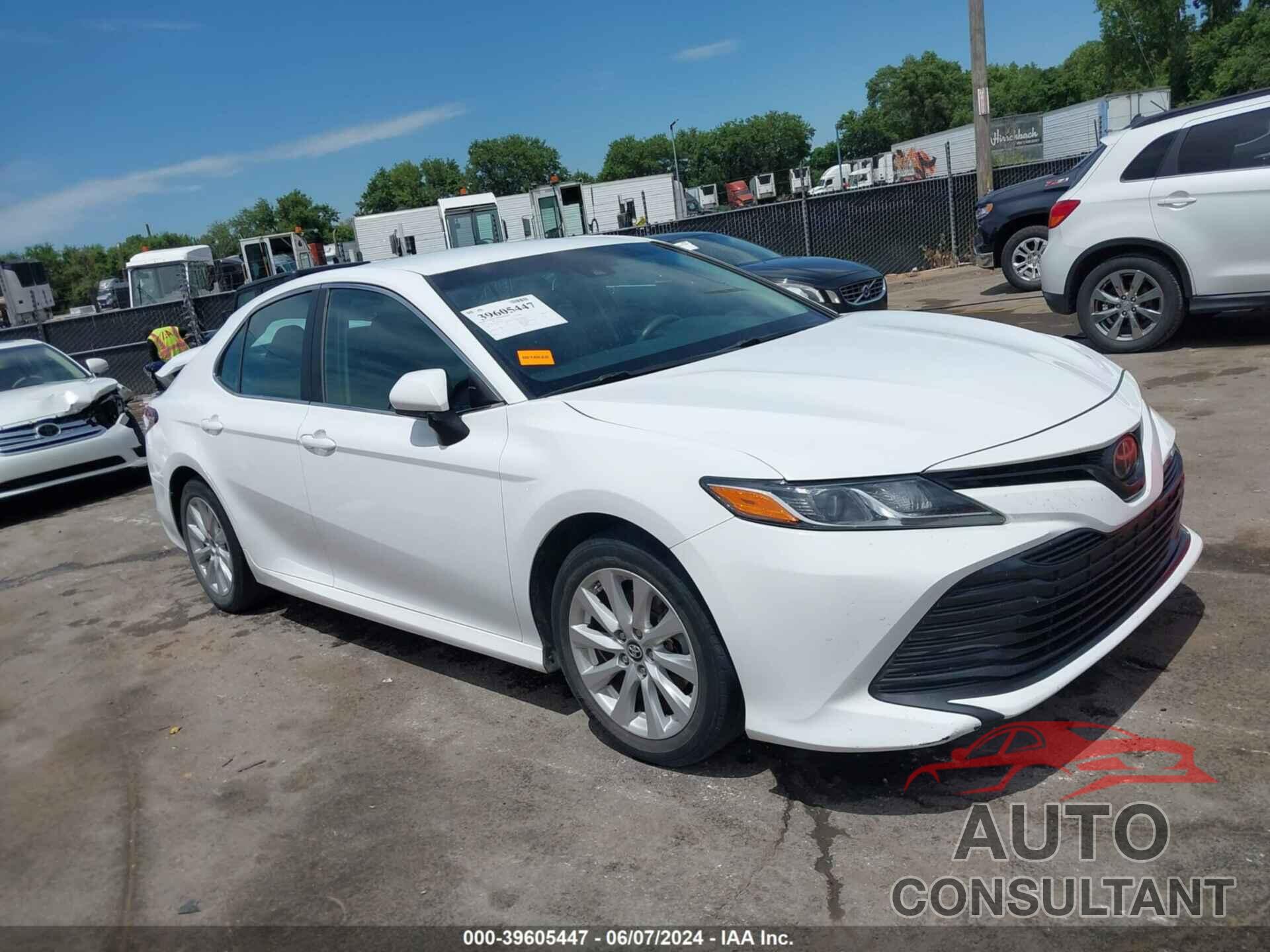 TOYOTA CAMRY 2018 - 4T1B11HK3JU088372