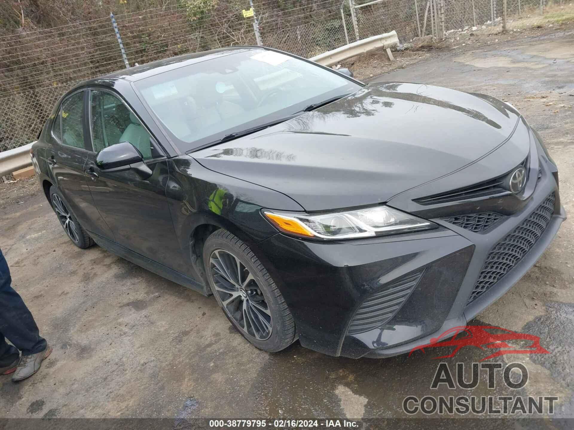 TOYOTA CAMRY 2018 - 4T1B11HK9JU073102