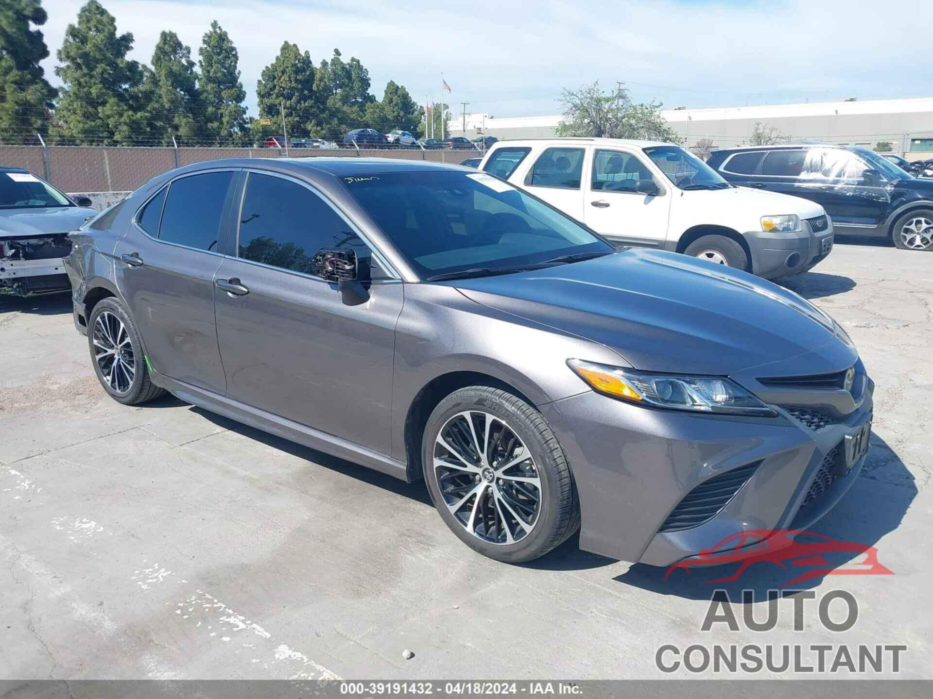 TOYOTA CAMRY 2018 - 4T1B11HK0JU661454