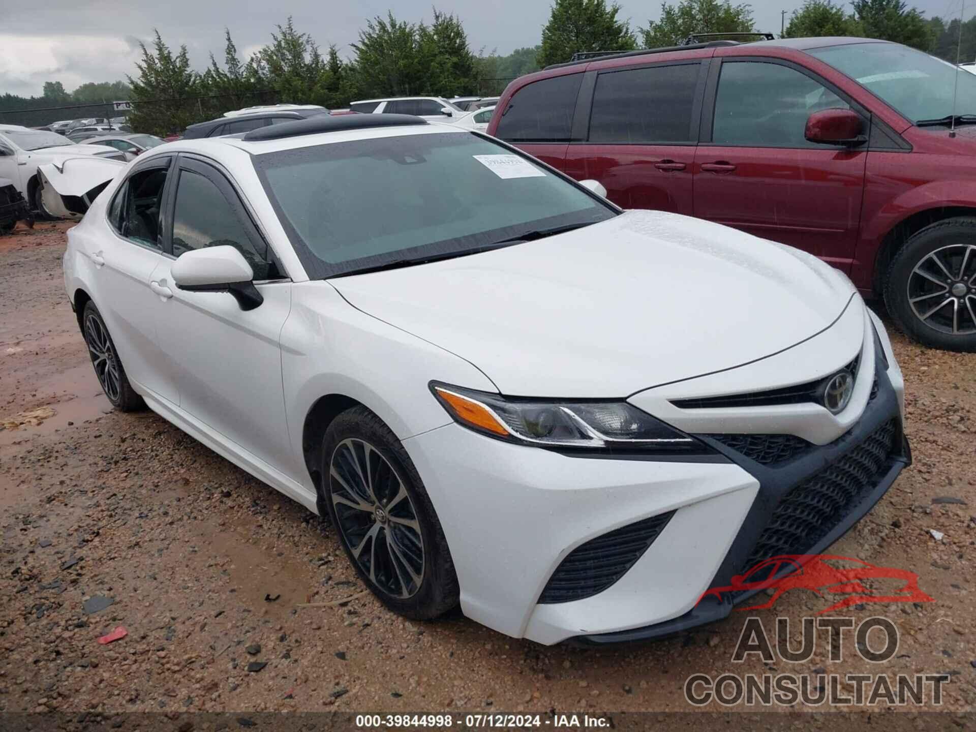 TOYOTA CAMRY 2018 - 4T1B11HK1JU586604