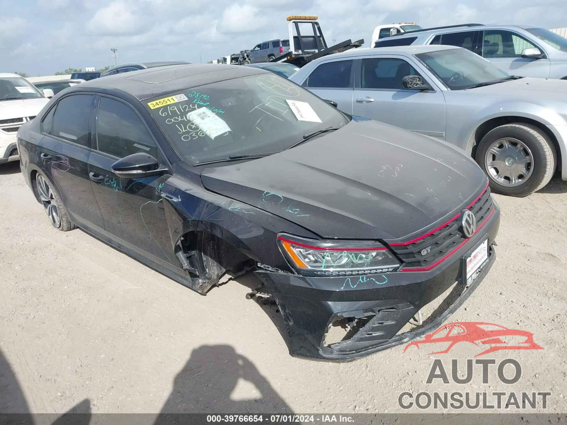 VOLKSWAGEN PASSAT 2018 - 1VWJM7A33JC036773