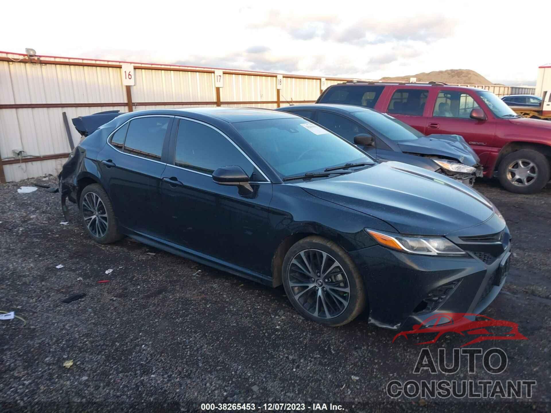 TOYOTA CAMRY 2018 - 4T1B11HK3JU110161