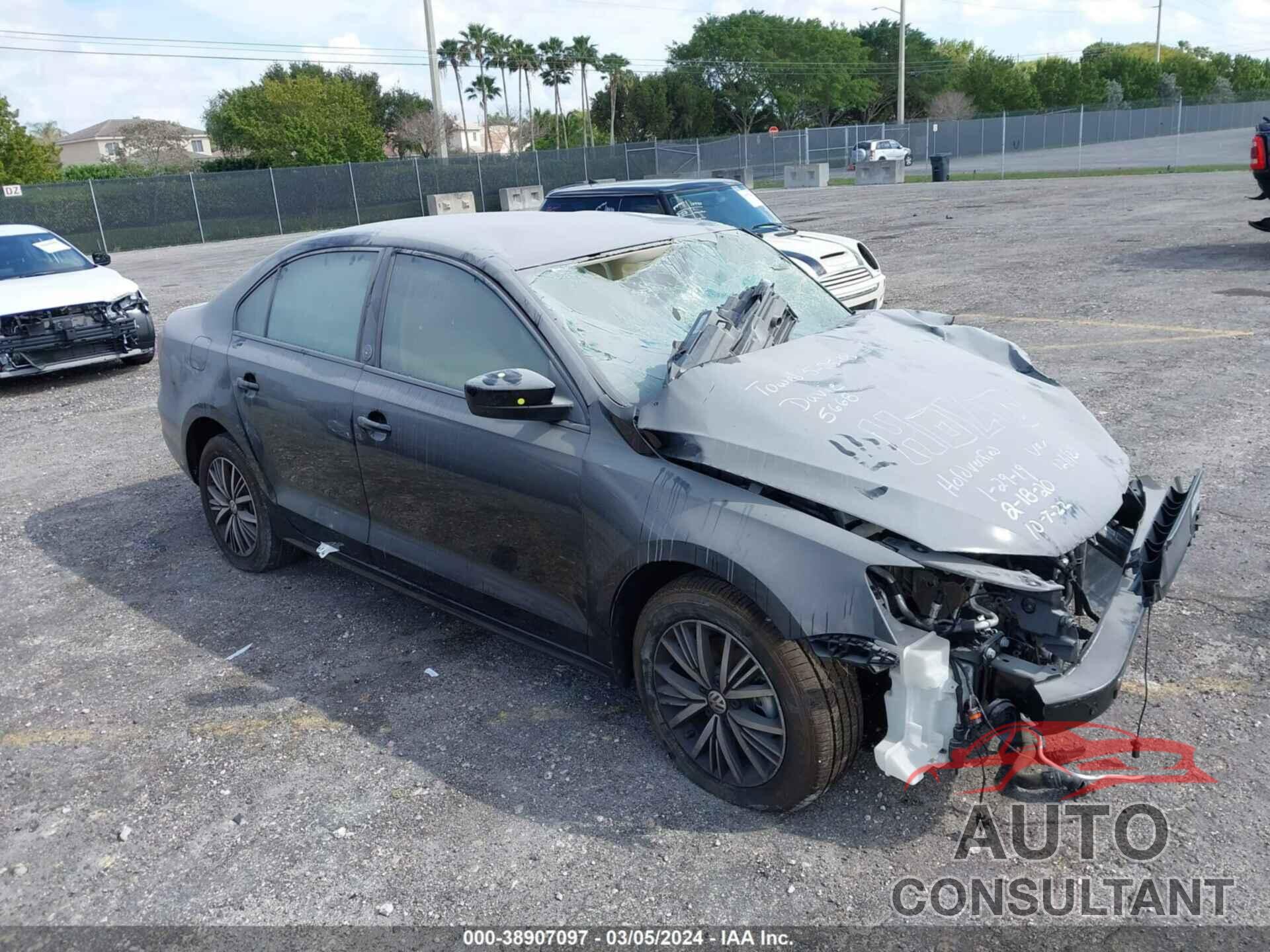 VOLKSWAGEN JETTA 2018 - 3VWDB7AJ3JM215668