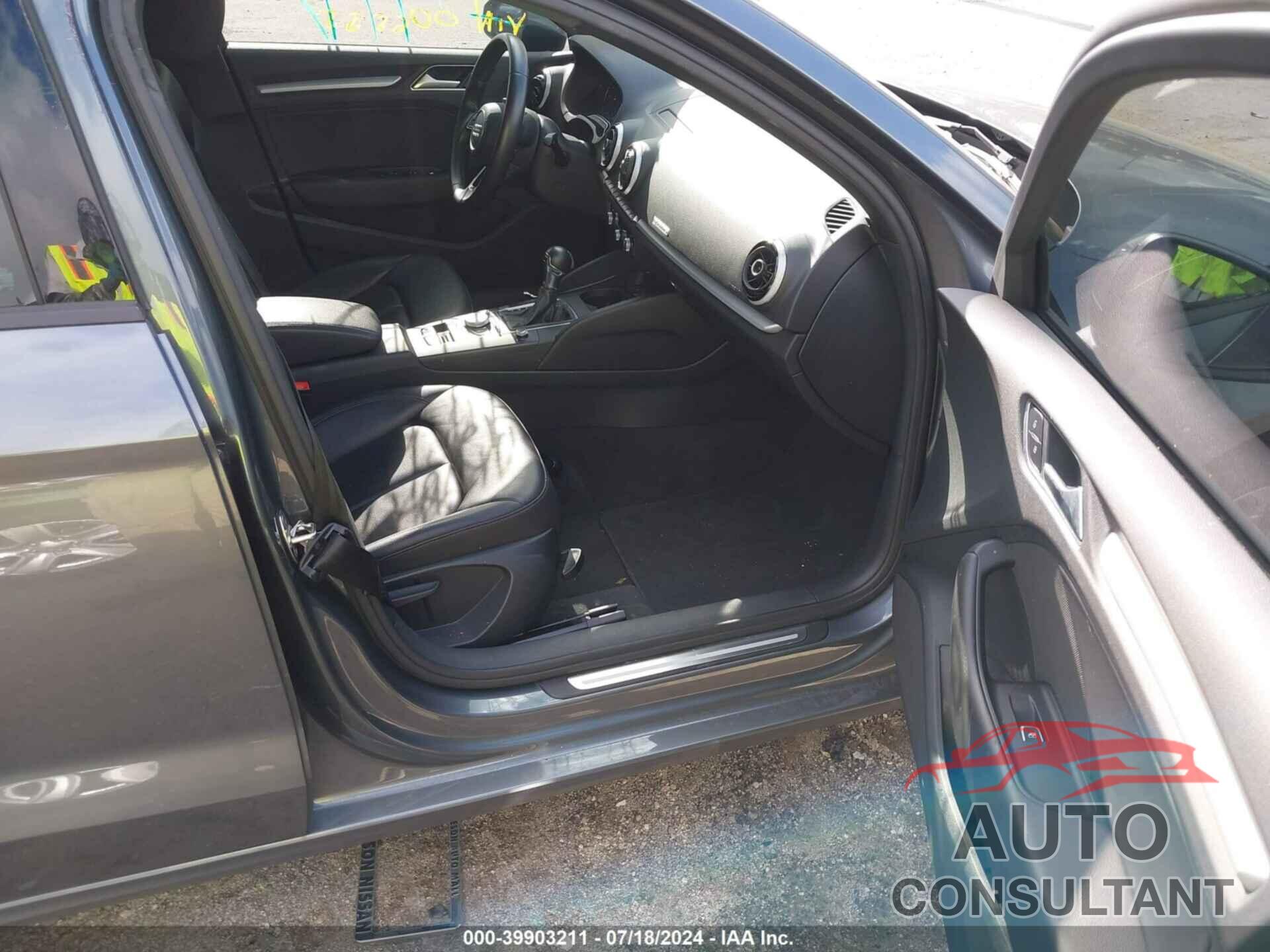AUDI A3 2017 - WAUB8GFF6H1006555