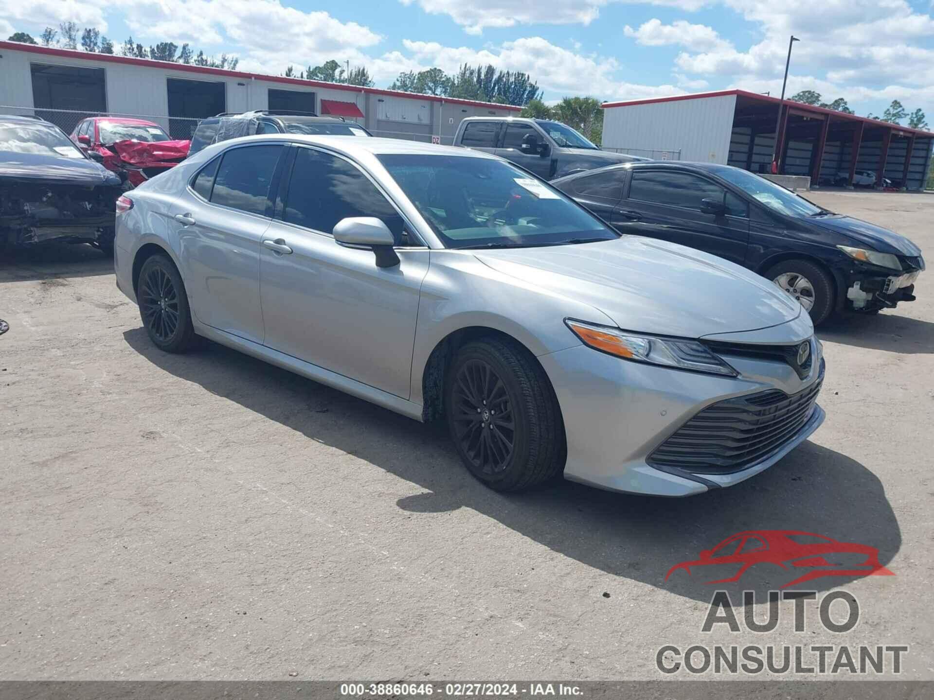 TOYOTA CAMRY 2018 - 4T1B11HK0JU085011