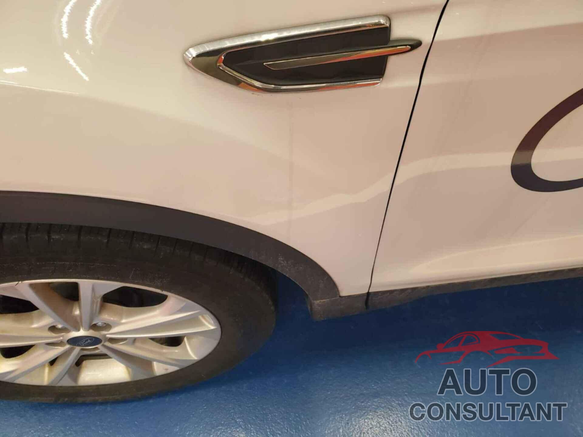 FORD ESCAPE 2018 - 1FMCU9GD3JUA77935