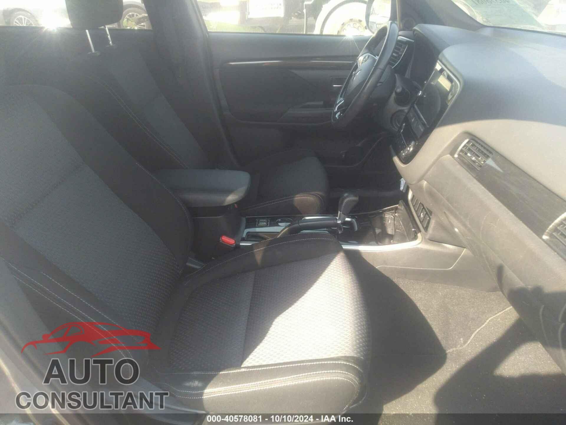 MITSUBISHI OUTLANDER 2018 - JA4AD3A39JZ020046