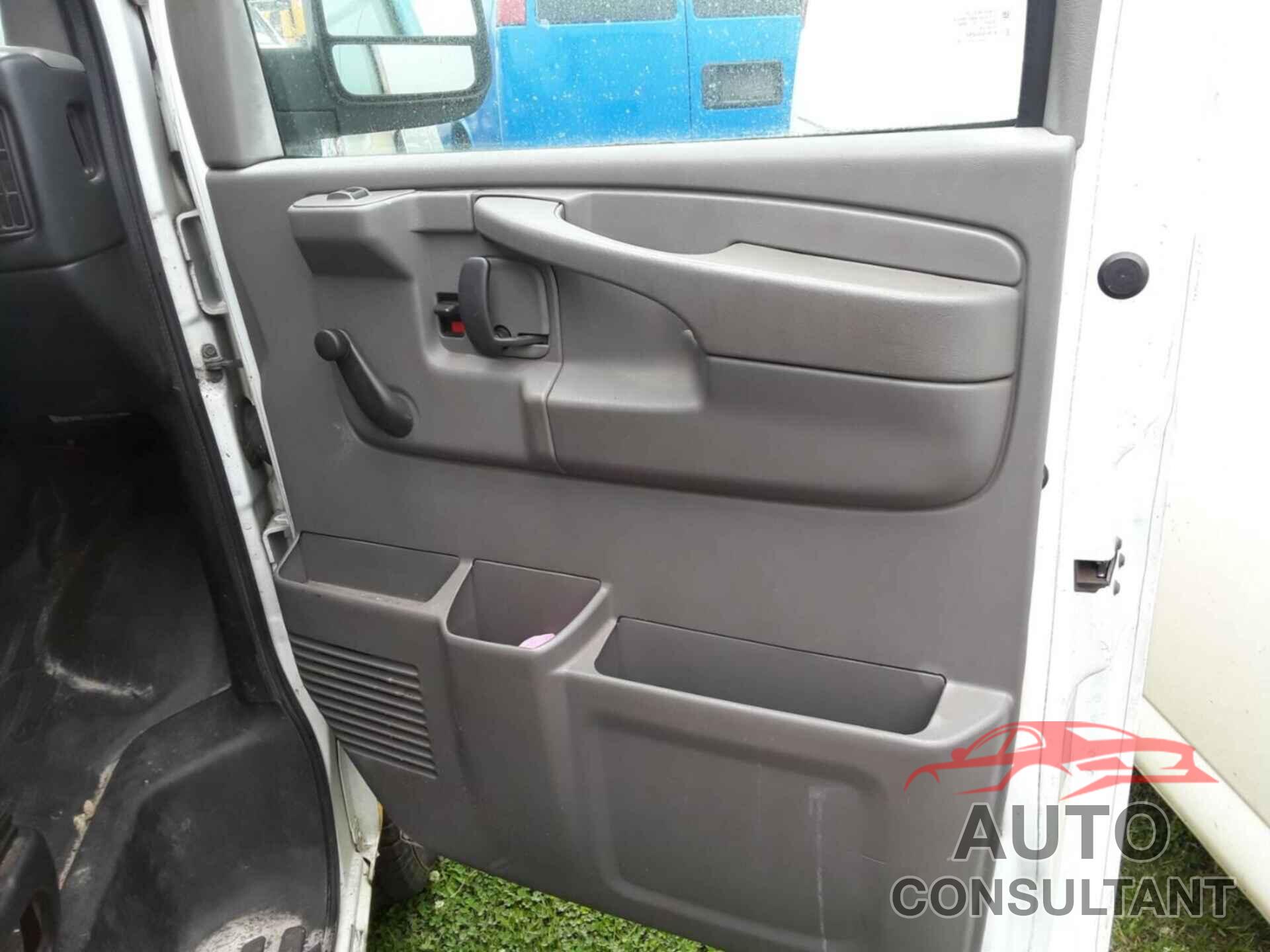 CHEVROLET EXPRESS G2500 2013 - 1GCWGFCA9D1161900