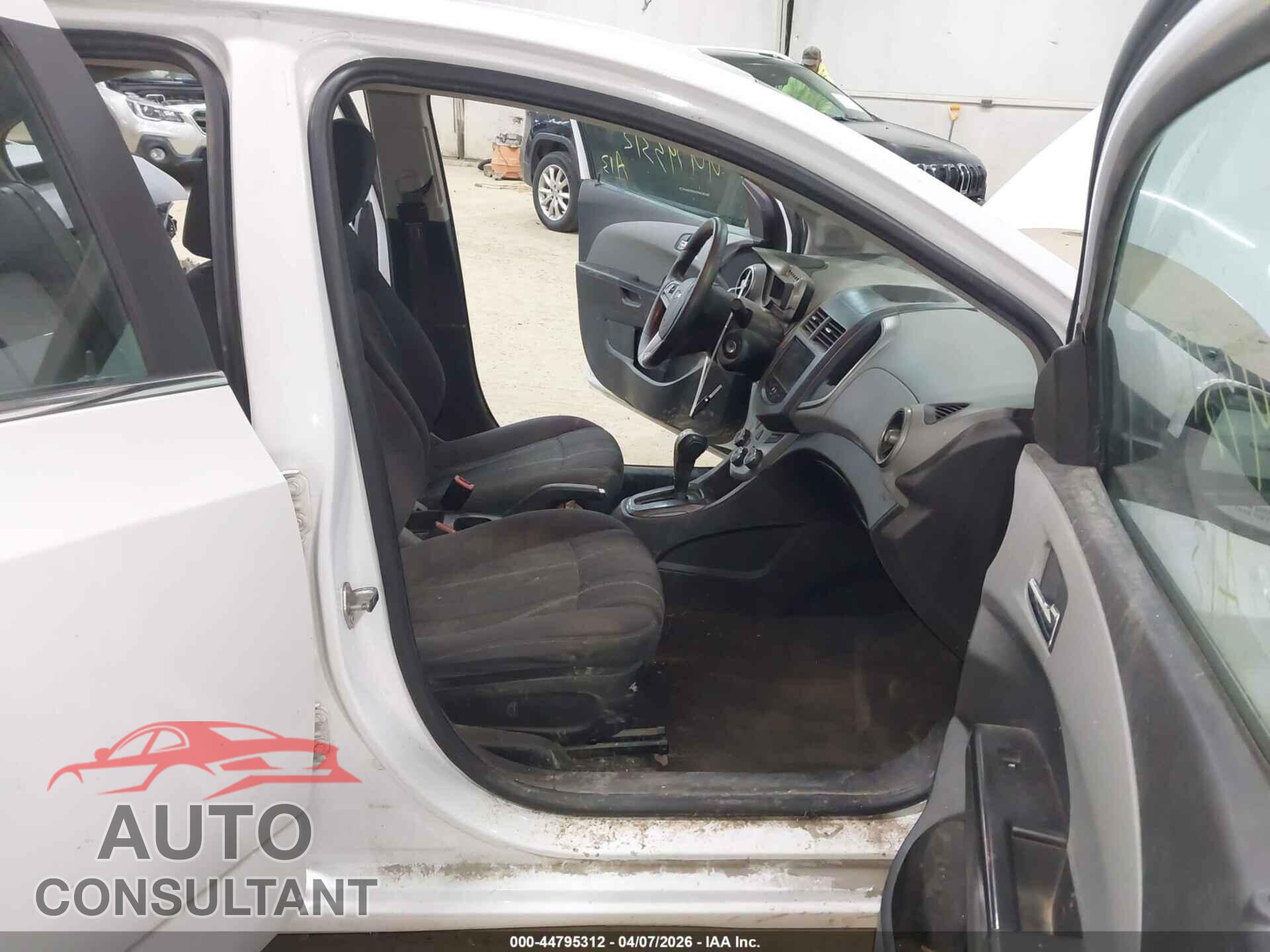 CHEVROLET SONIC 2013 - 1G1JC5SH6D4212453