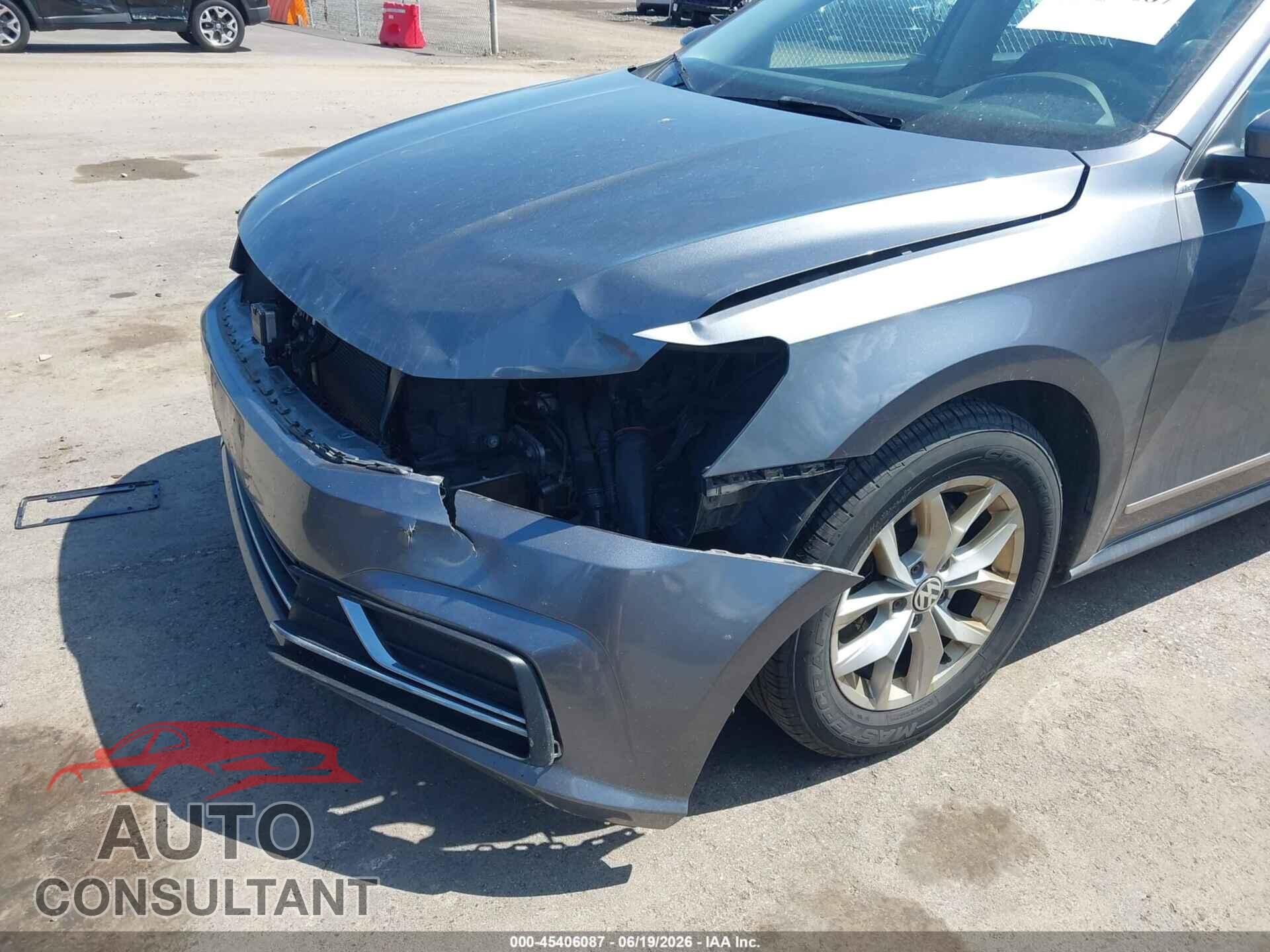 VOLKSWAGEN PASSAT 2017 - 1VWAT7A32HC022506
