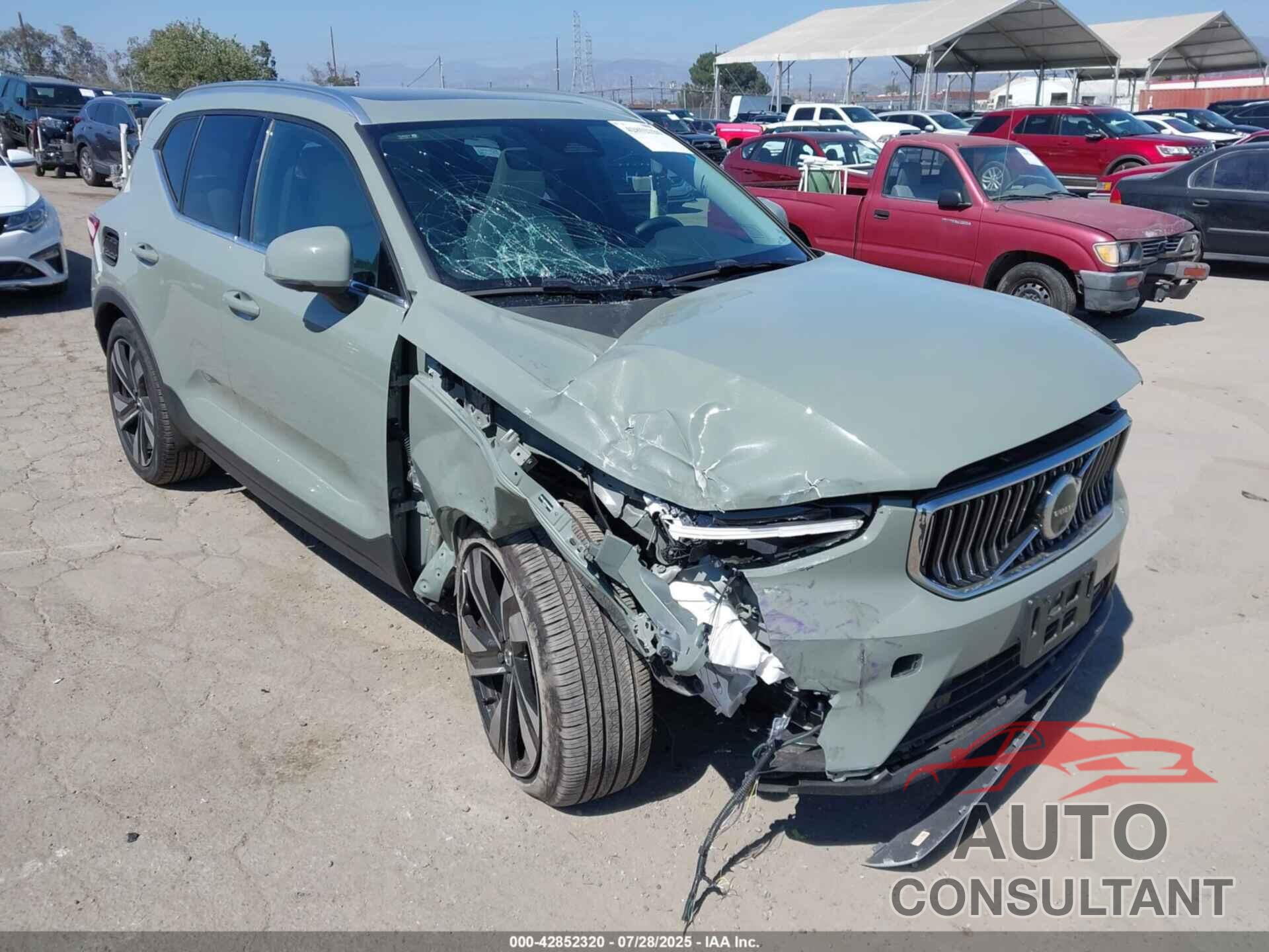 VOLVO XC40 2025 - YV4L12UE2S2466450