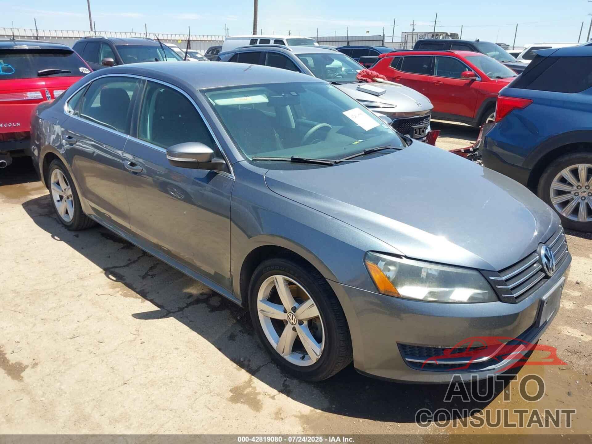 VOLKSWAGEN PASSAT 2013 - 1VWBH7A37DC012442