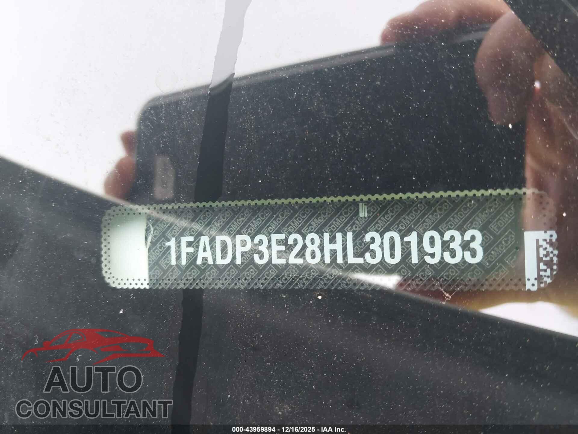 FORD FOCUS 2017 - 1FADP3E28HL301933