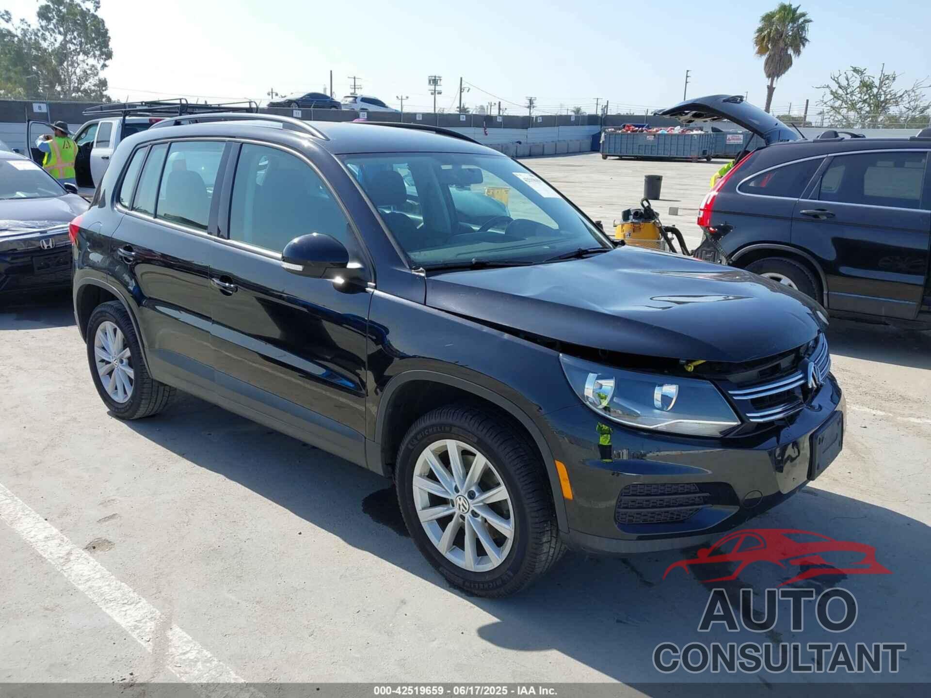 VOLKSWAGEN TIGUAN 2017 - WVGBV7AX7HK049738