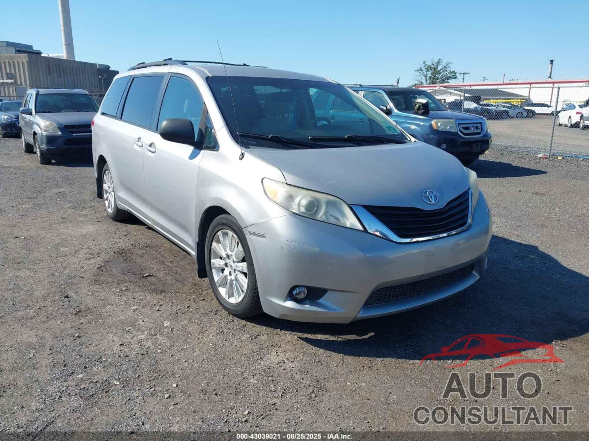 TOYOTA SIENNA 2011 - 5TDJK3DC3BS019629
