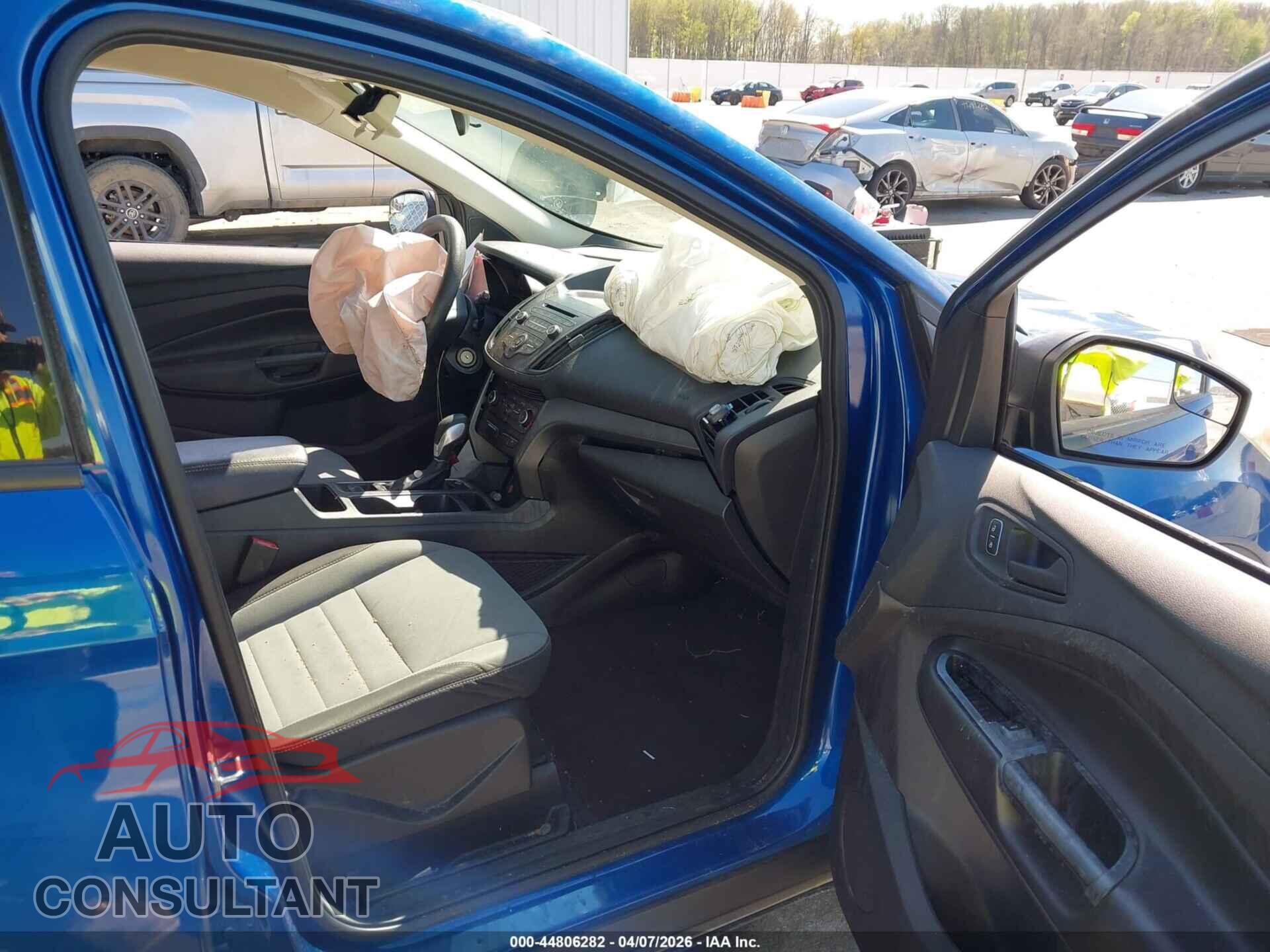 FORD ESCAPE 2017 - 1FMCU0F77HUE14396
