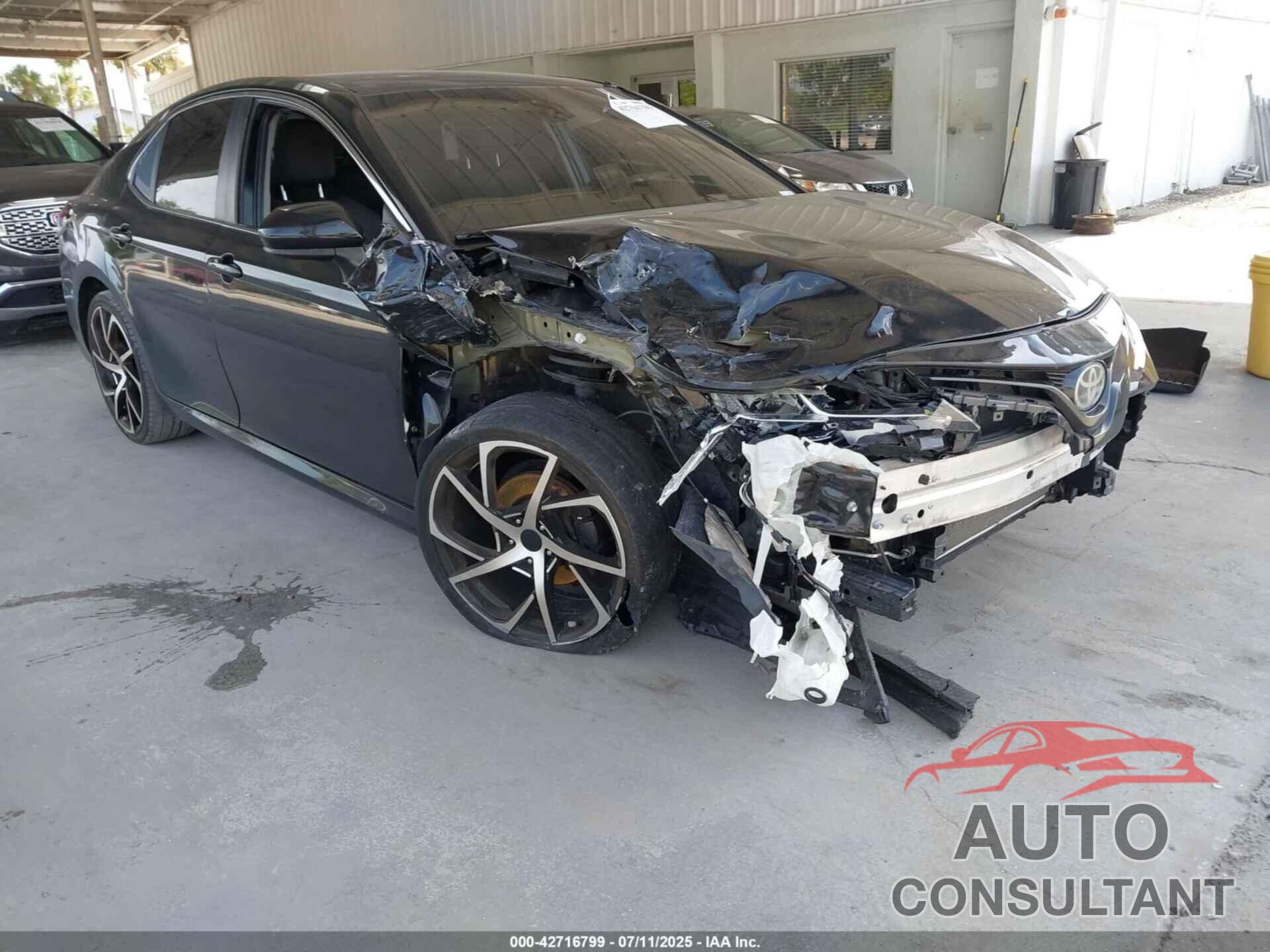 TOYOTA CAMRY 2018 - 4T1B11HK0JU670512