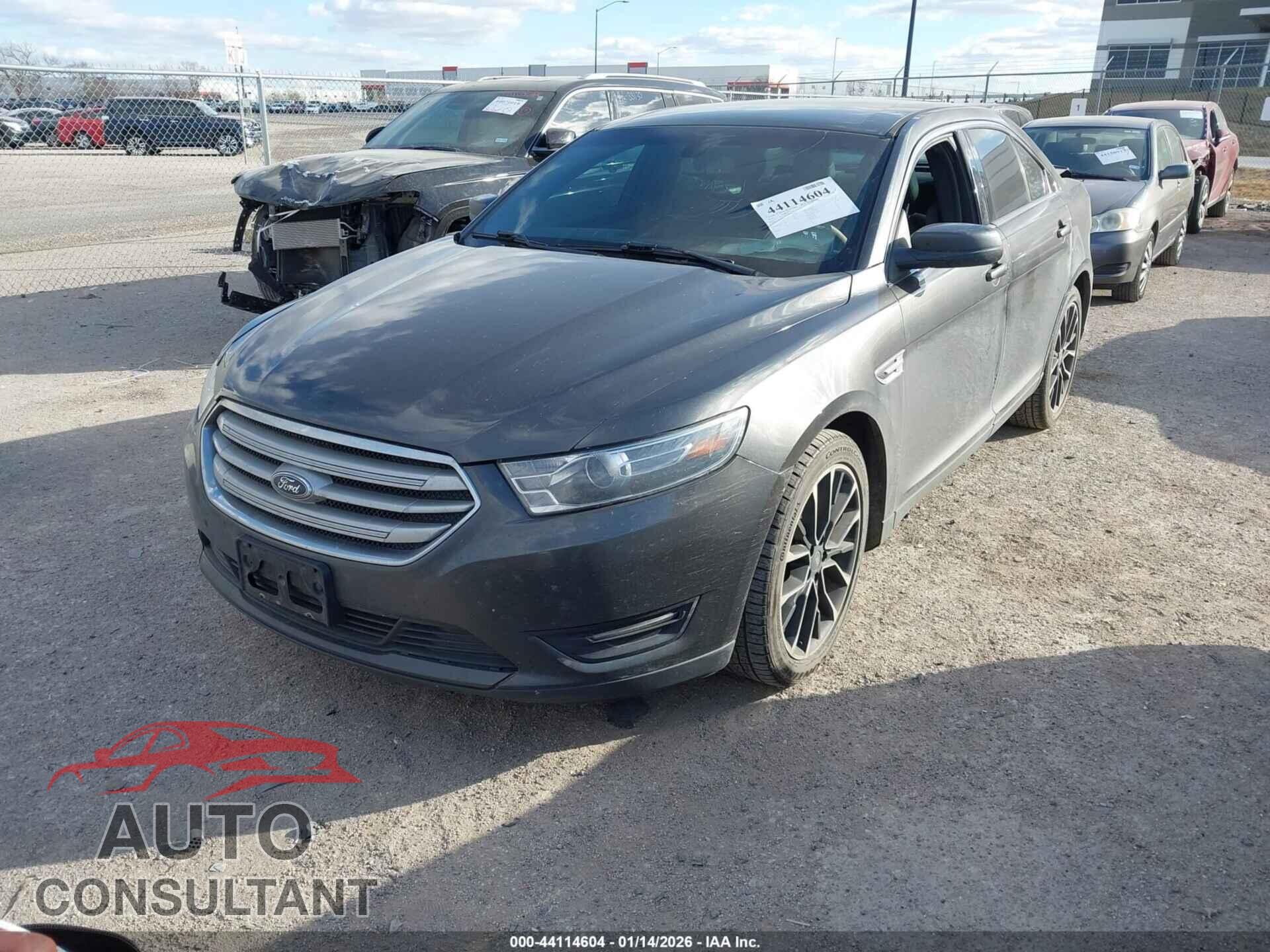 FORD TAURUS 2018 - 1FAHP2E86JG113975