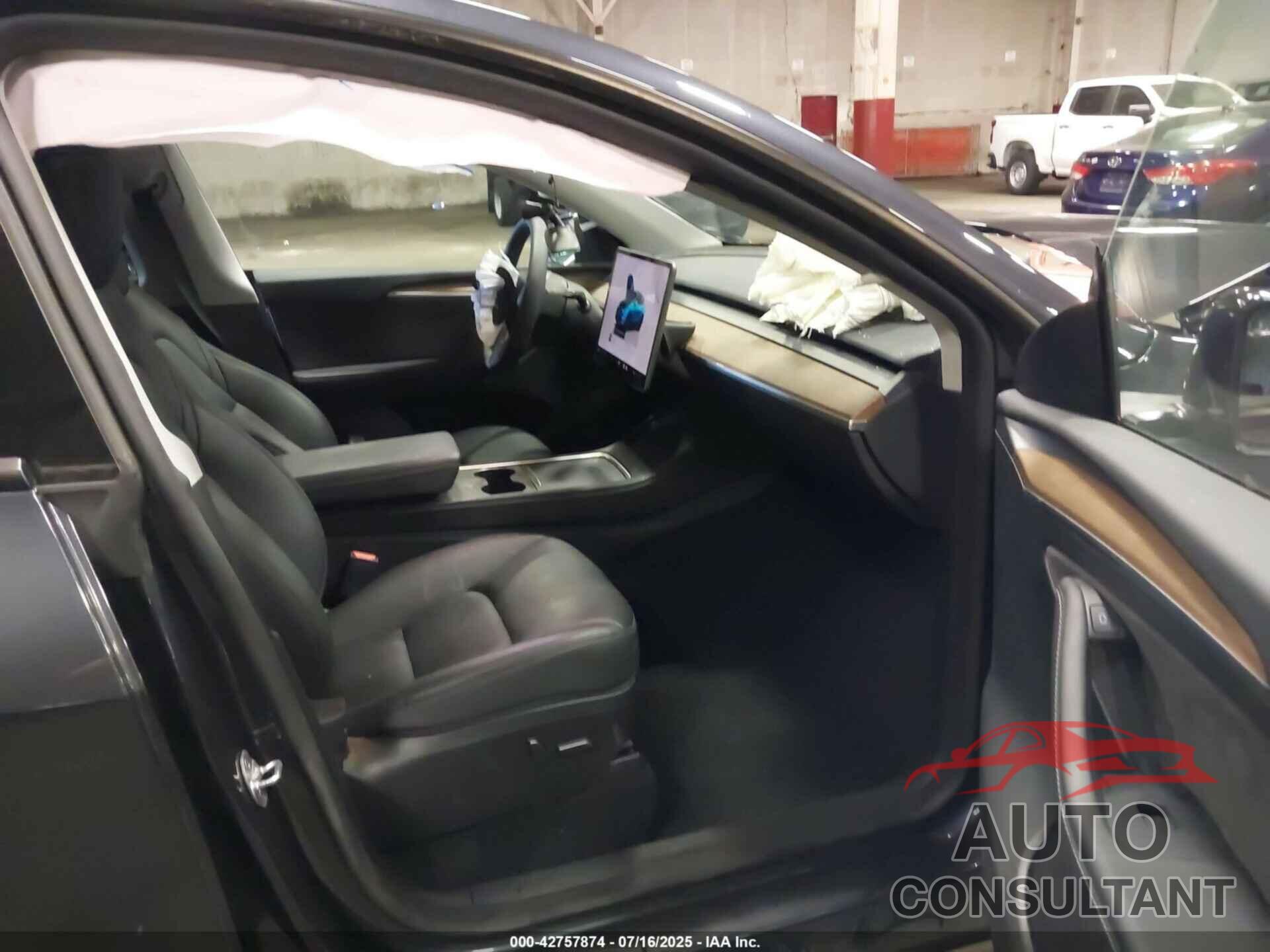 TESLA MODEL Y 2024 - 7SAYGAEE2RF071436