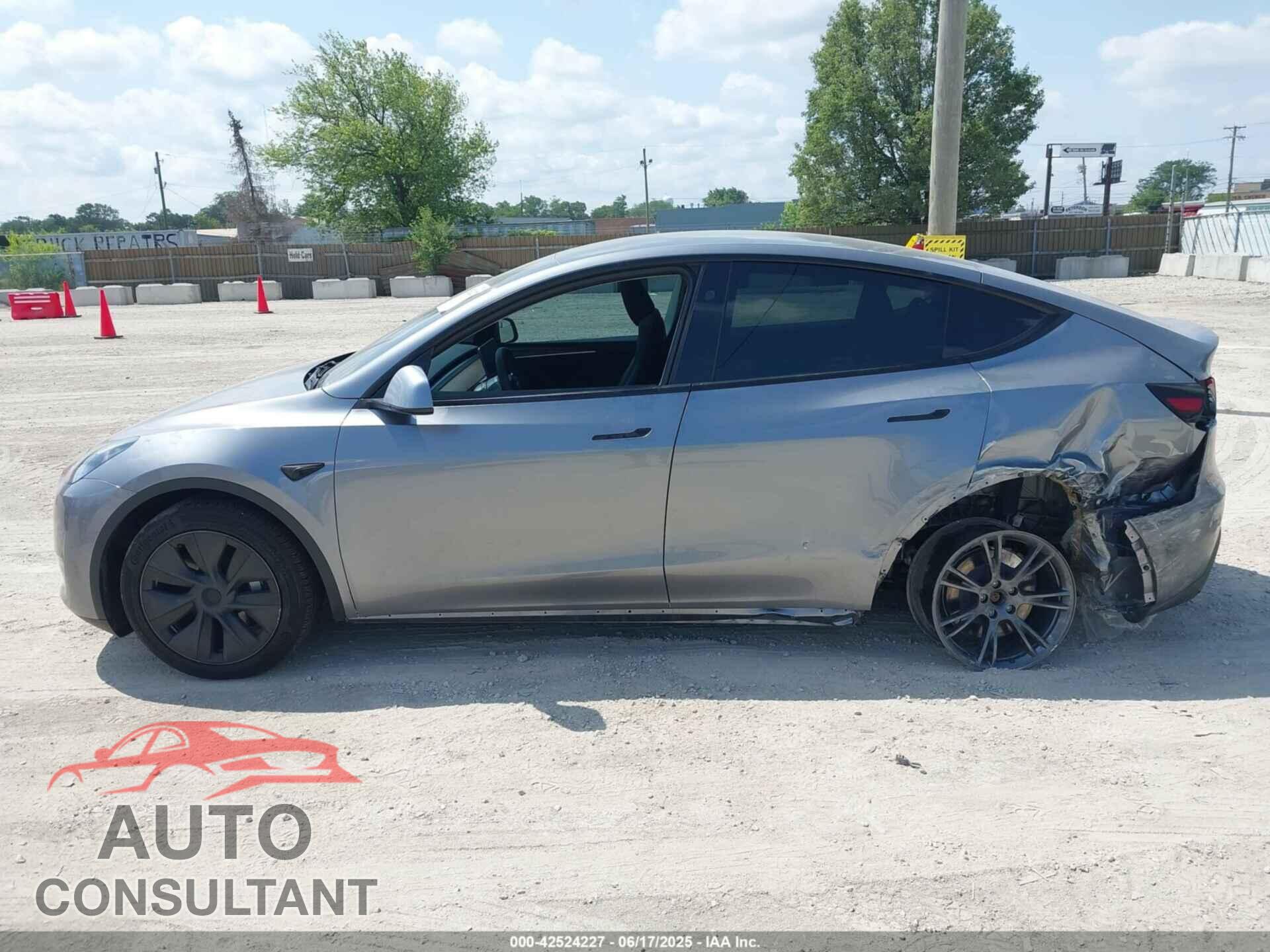 TESLA MODEL Y 2025 - 7SAYGDEE8SF224733