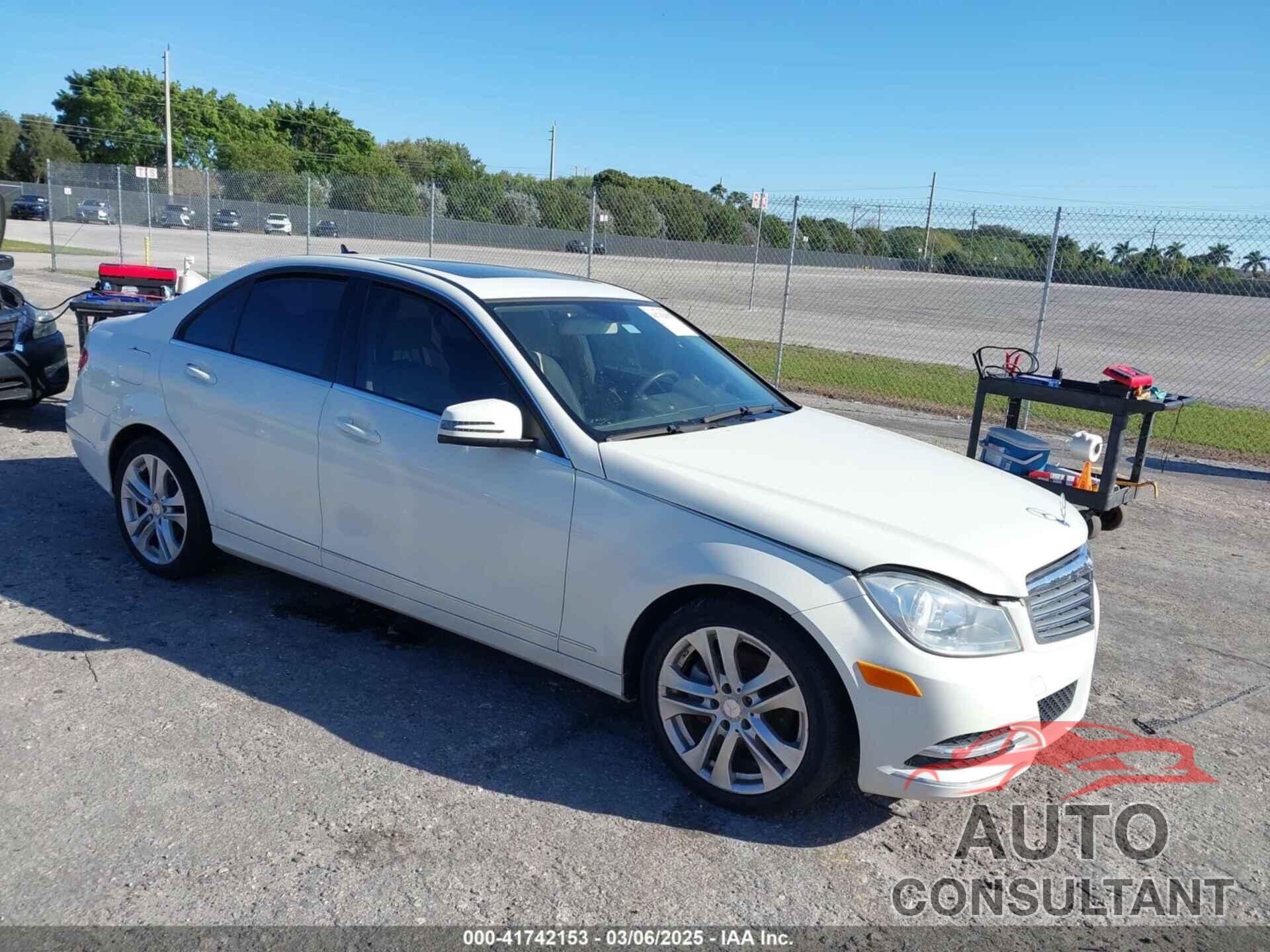 MERCEDES-BENZ C 300 2012 - WDDGF8BB6CA653415