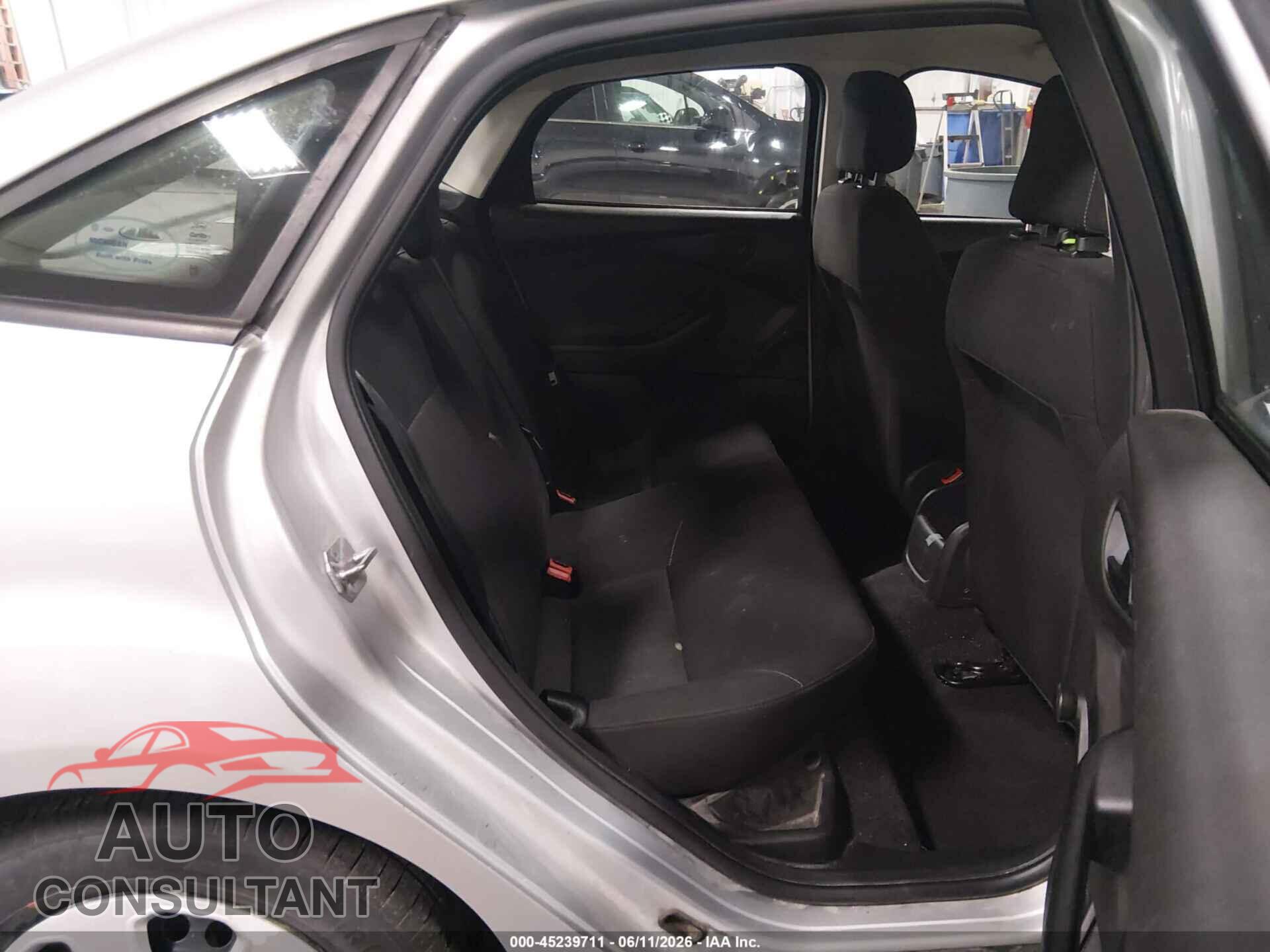 FORD FOCUS 2017 - 1FADP3E28HL213237