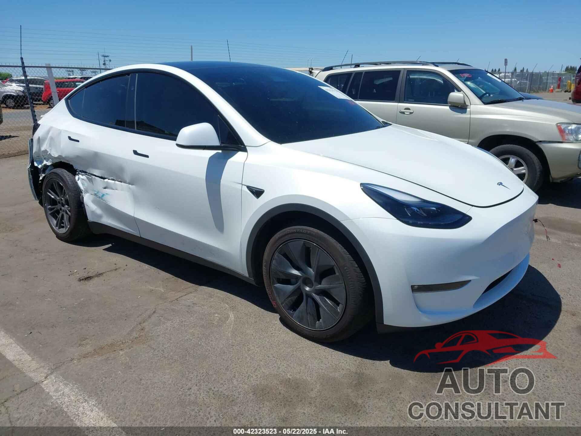 TESLA MODEL Y 2025 - 7SAYGDEE4SF302702